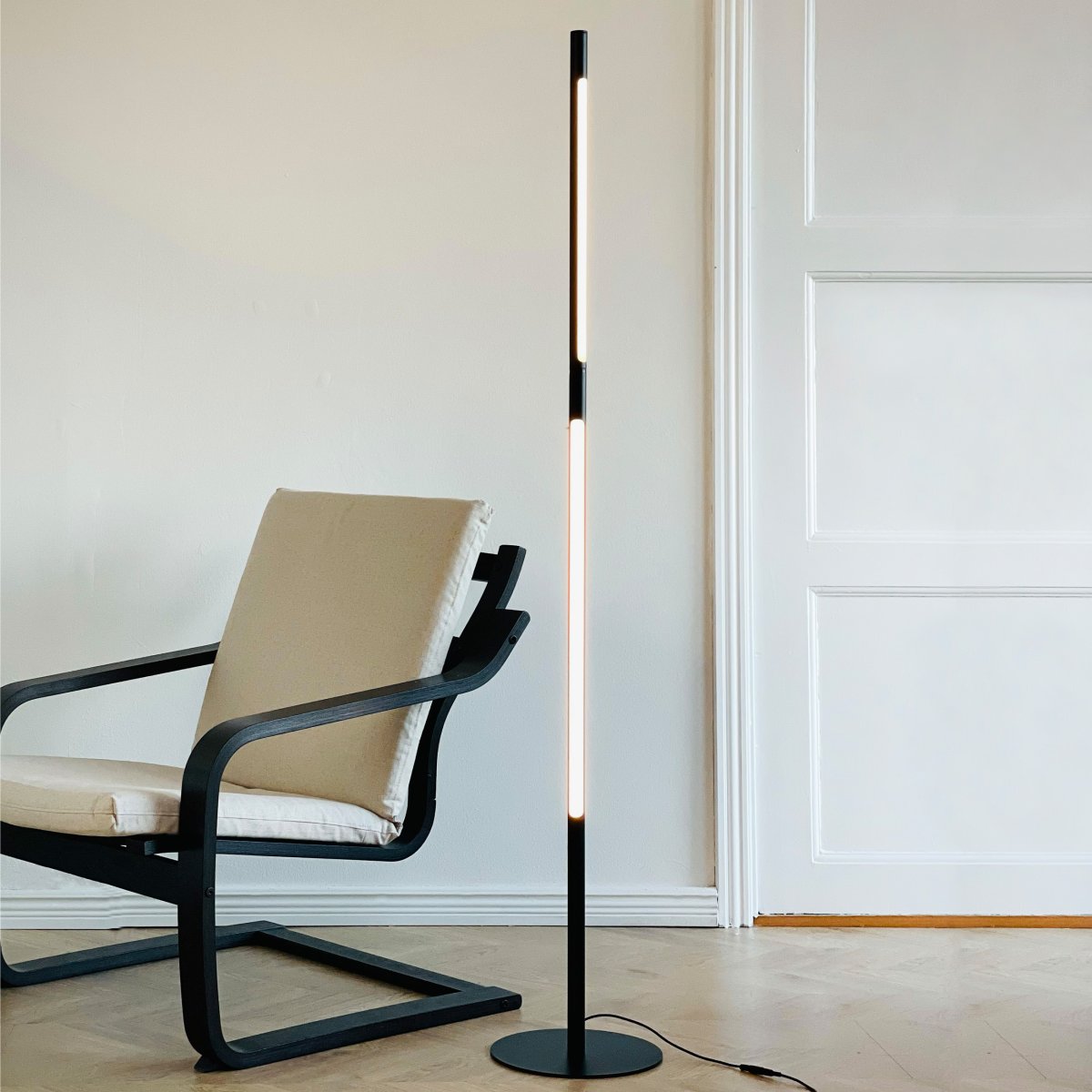 Vagner Svart golvlampa från Dyberg Larsen - Lampan styrs enkelt med en touchfunktion p&aring; toppen, vilket ger en intuitiv och anv&auml;ndarv&auml;nlig upplevelse.