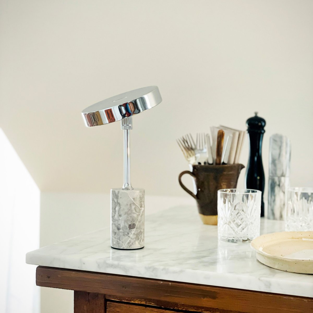 Starlight LED 25cm Krom/grå portabel från Dyberg Larsen - Med tre ljusstyrkeniv&aring;er och ett justerbart lamphuvud kan du enkelt kontrollera b&aring;de intensitet och riktning &ndash; perfekt f&ouml;r arbete, l&auml;sning eller att skapa en mysig atmosf&auml;r.
