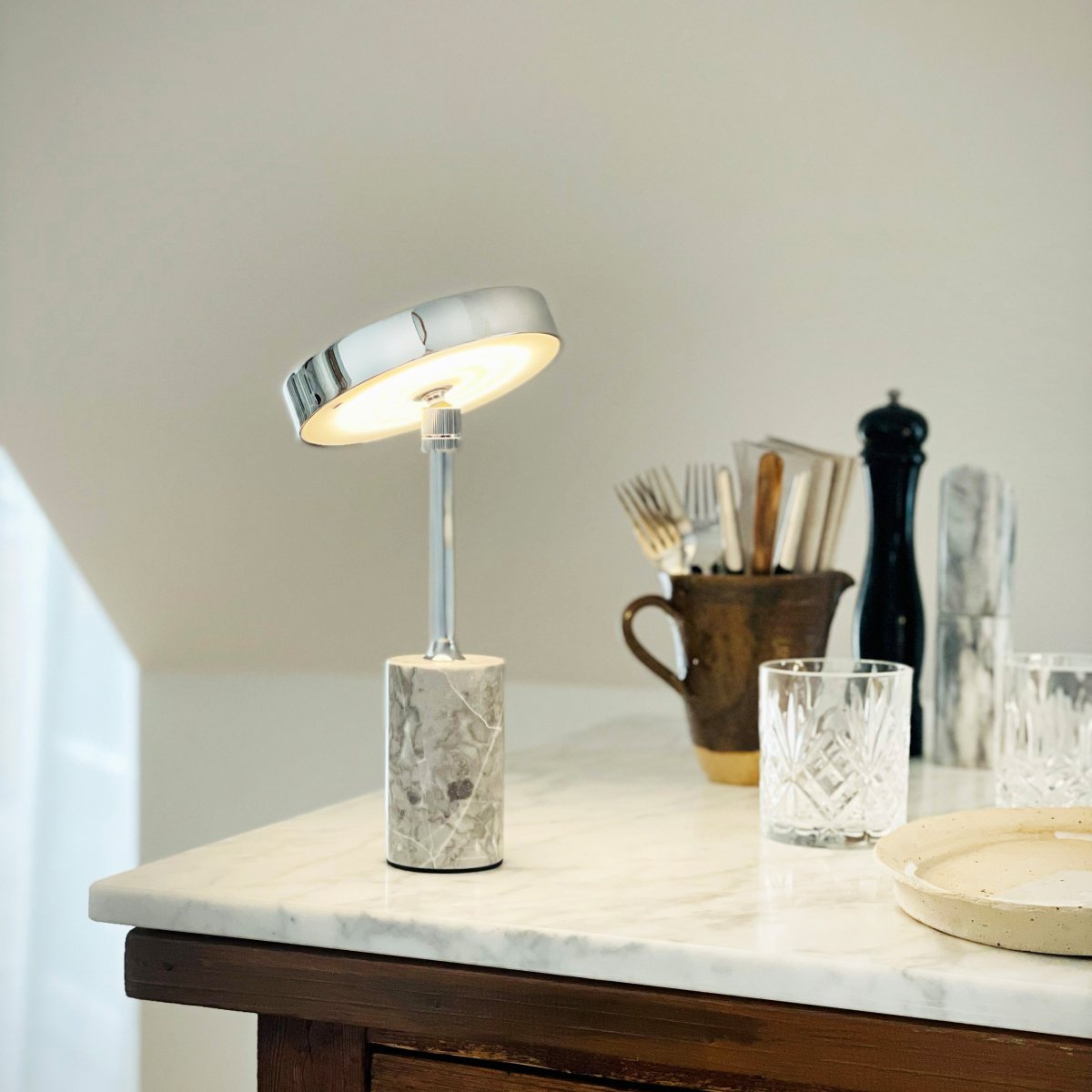 Starlight LED 25cm Krom/grå portabel från Dyberg Larsen - Med tre ljusstyrkeniv&aring;er och ett justerbart lamphuvud kan du enkelt kontrollera b&aring;de intensitet och riktning &ndash; perfekt f&ouml;r arbete, l&auml;sning eller att skapa en mysig atmosf&auml;r.