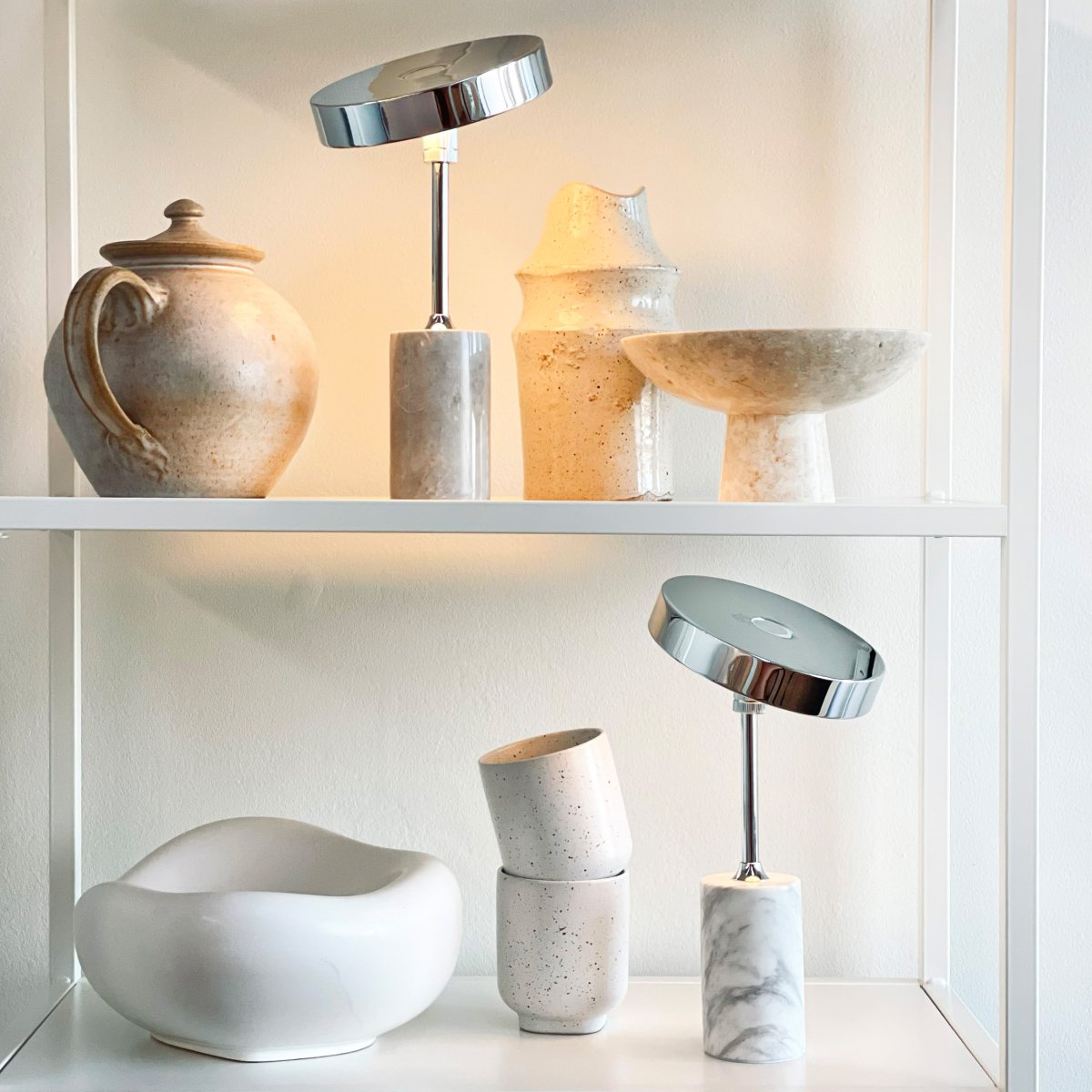 Starlight LED 25cm Krom/vit portabel från Dyberg Larsen - Med tre ljusstyrkeniv&aring;er och ett justerbart lamphuvud kan du enkelt kontrollera b&aring;de intensitet och riktning &ndash; perfekt f&ouml;r arbete, l&auml;sning eller att skapa en mysig atmosf&auml;r.