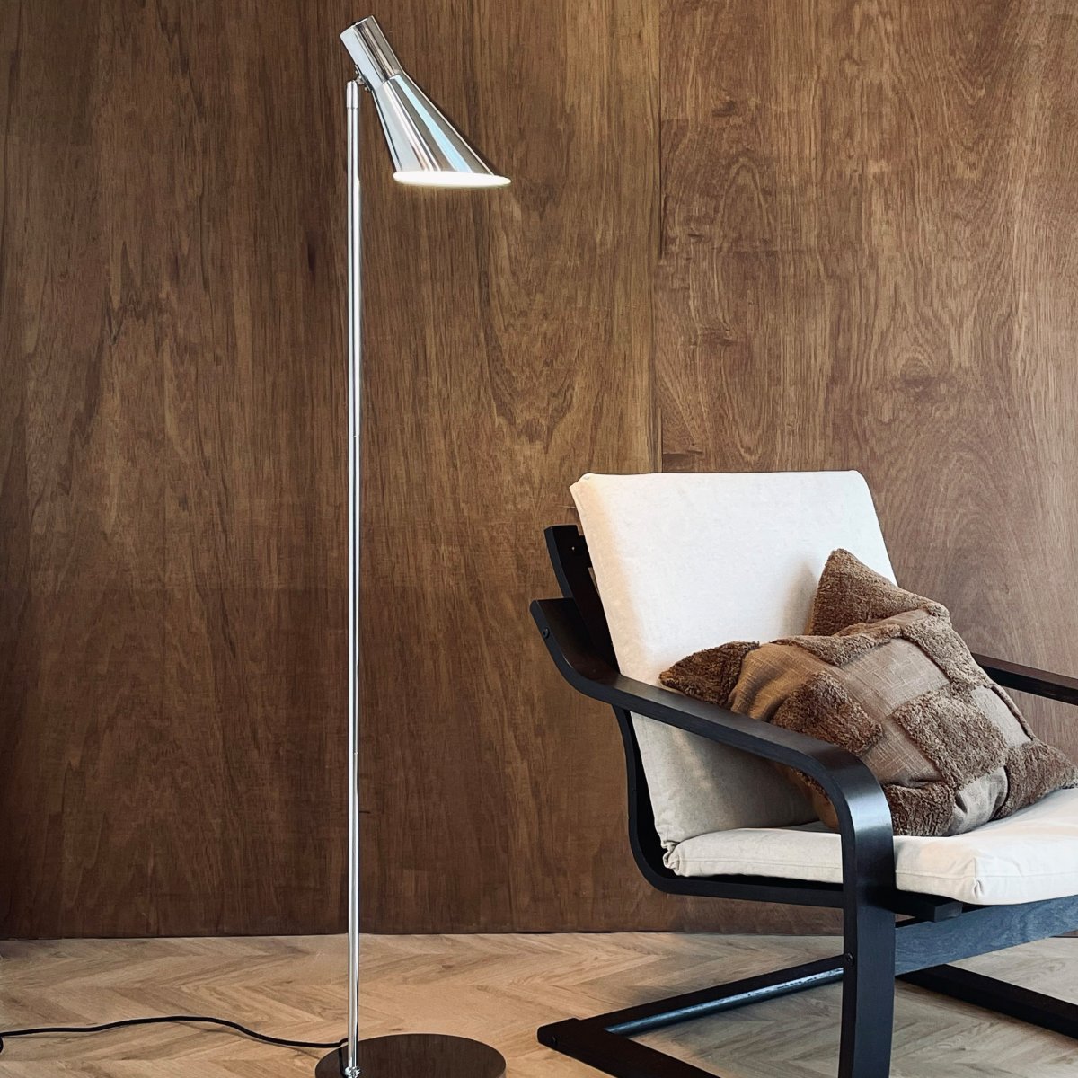 DL12 Krom golvlampa från Dyberg Larsen - DL12 golvlampa i krom kombinerar funktionalitet med en elegant och modern design.
