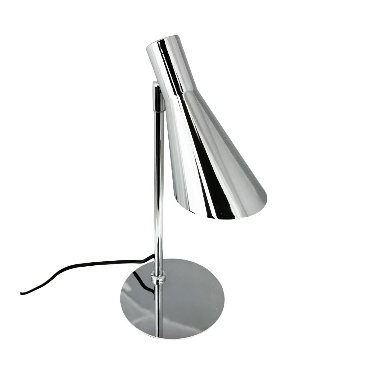 DL12 Mini 40cm Krom skrivbordslampa från Dyberg Larsen - Den &auml;r utrustad med en sk&auml;rm som kan b&aring;de roteras och tiltas, vilket g&ouml;r det enkelt att rikta ljuset efter behov.
