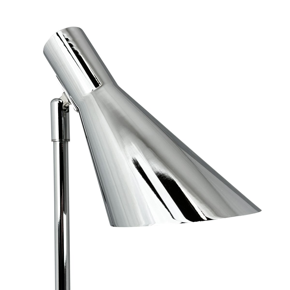 DL12 Mini 40cm Krom skrivbordslampa från Dyberg Larsen - Den &auml;r utrustad med en sk&auml;rm som kan b&aring;de roteras och tiltas, vilket g&ouml;r det enkelt att rikta ljuset efter behov.