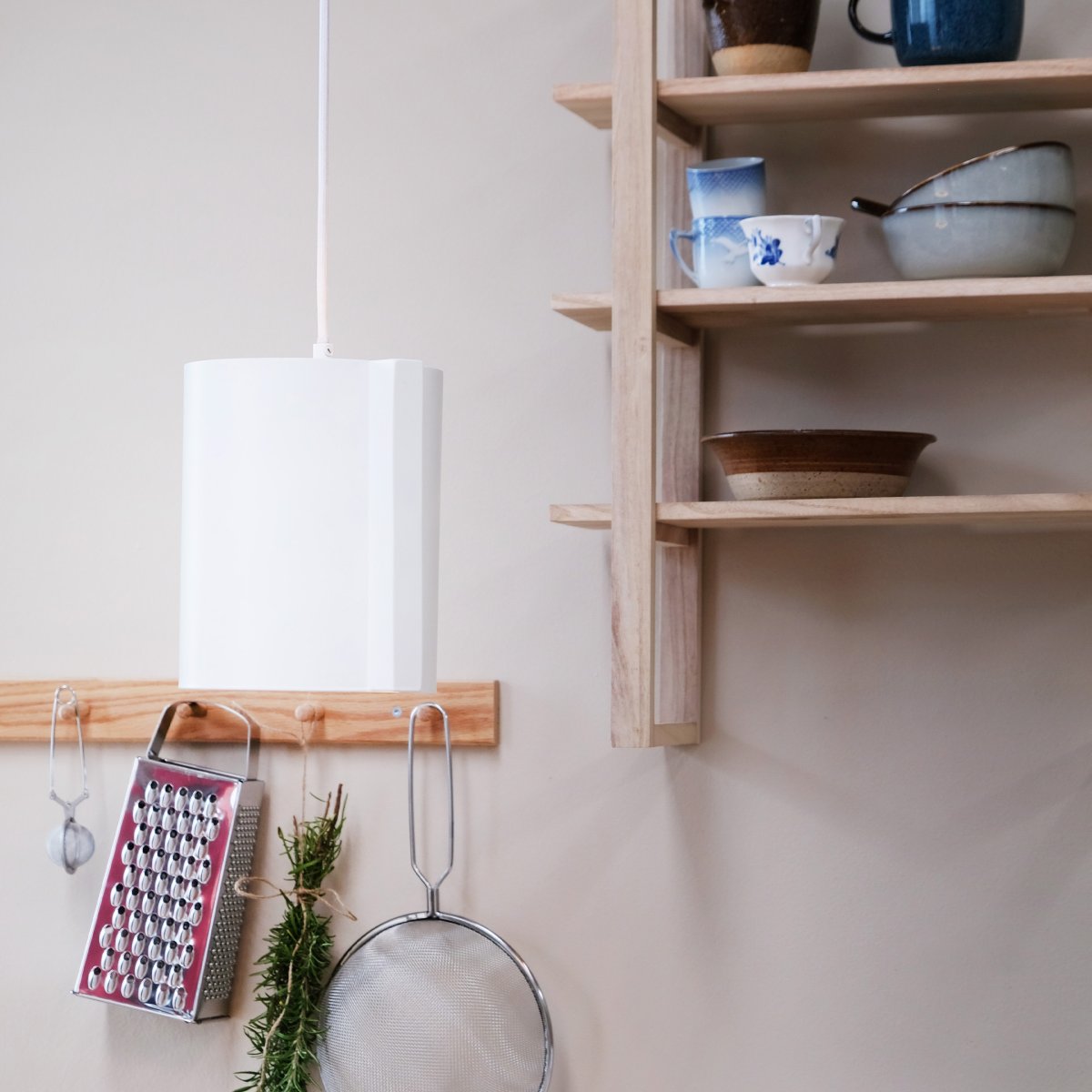 Wum Ø18 Vit taklampa från Dyberg Larsen - Tillverkad i metall med en varmvit finish och en 2 meter l&aring;ng vit tygsladd, &auml;r Wum en perfekt balans mellan funktion och design.