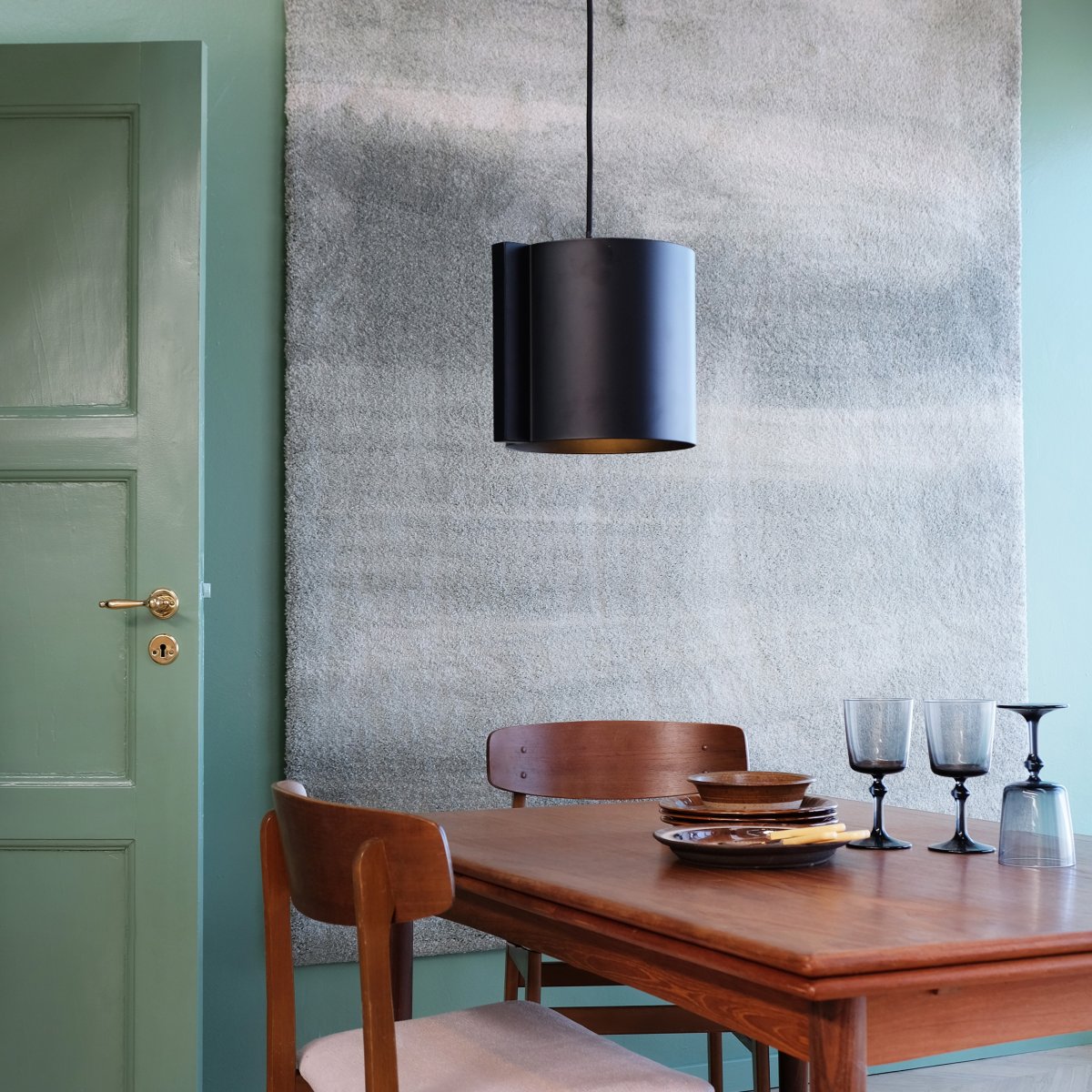 Wum Ø23 Svart taklampa från Dyberg Larsen - Tillverkad i metall med en mattsvart finish och en 2 meter l&aring;ng svart tygsladd, &auml;r Wum en perfekt balans mellan funktion och design.