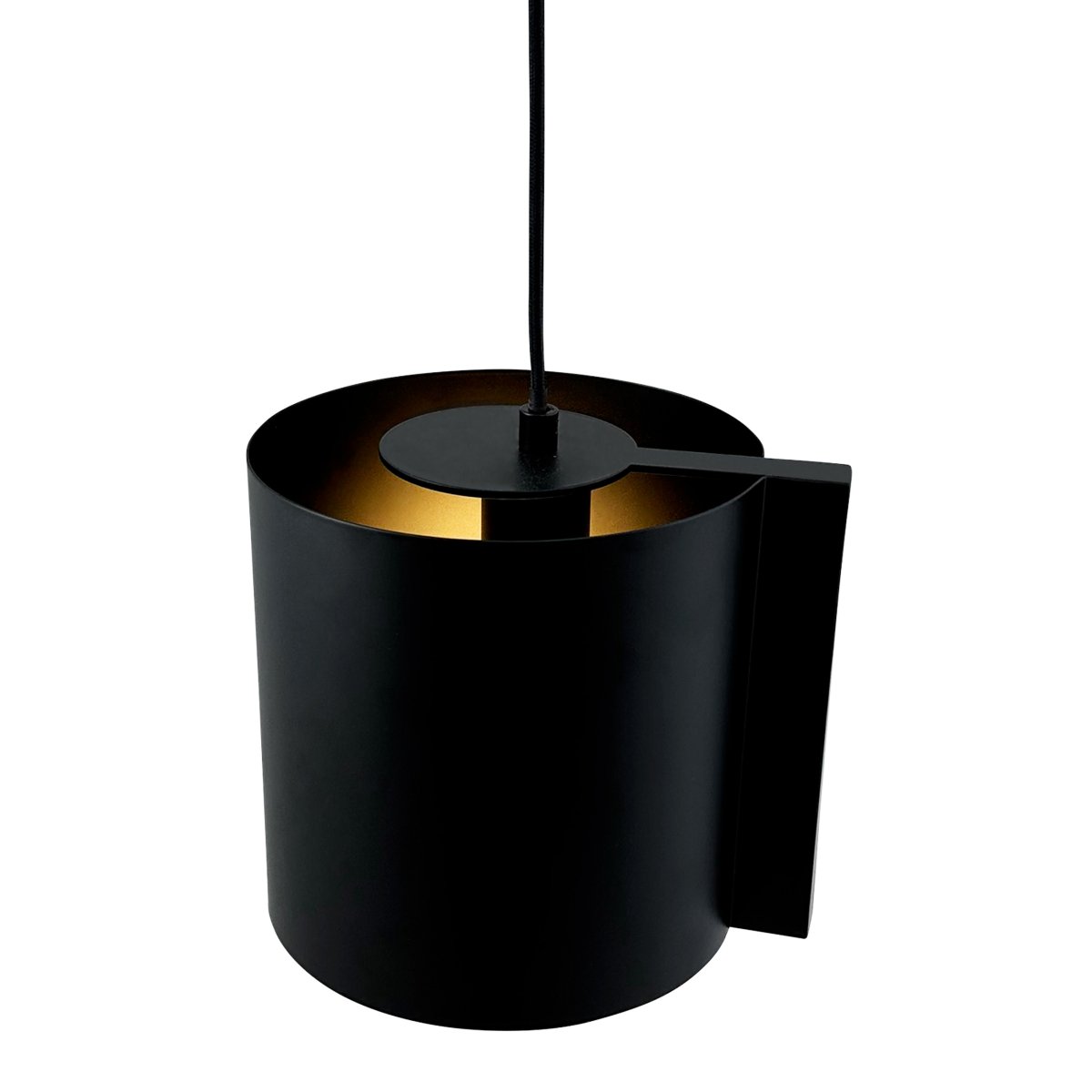 Wum Ø23 Svart taklampa från Dyberg Larsen - Tillverkad i metall med en mattsvart finish och en 2 meter l&aring;ng svart tygsladd, &auml;r Wum en perfekt balans mellan funktion och design.