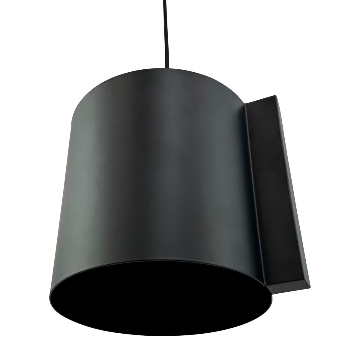 Wum Ø23 Svart taklampa från Dyberg Larsen - Tillverkad i metall med en mattsvart finish och en 2 meter l&aring;ng svart tygsladd, &auml;r Wum en perfekt balans mellan funktion och design.