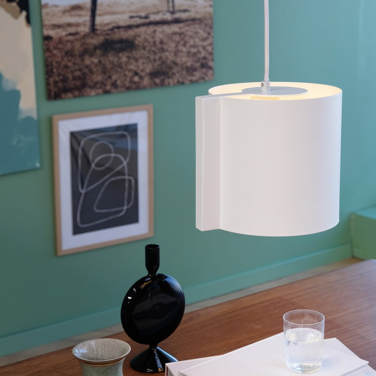 Wum Ø23 Vit taklampa från Dyberg Larsen - Tillverkad i metall med en varmvit finish och en 2 meter l&aring;ng vit tygsladd, &auml;r Wum en perfekt balans mellan funktion och design.