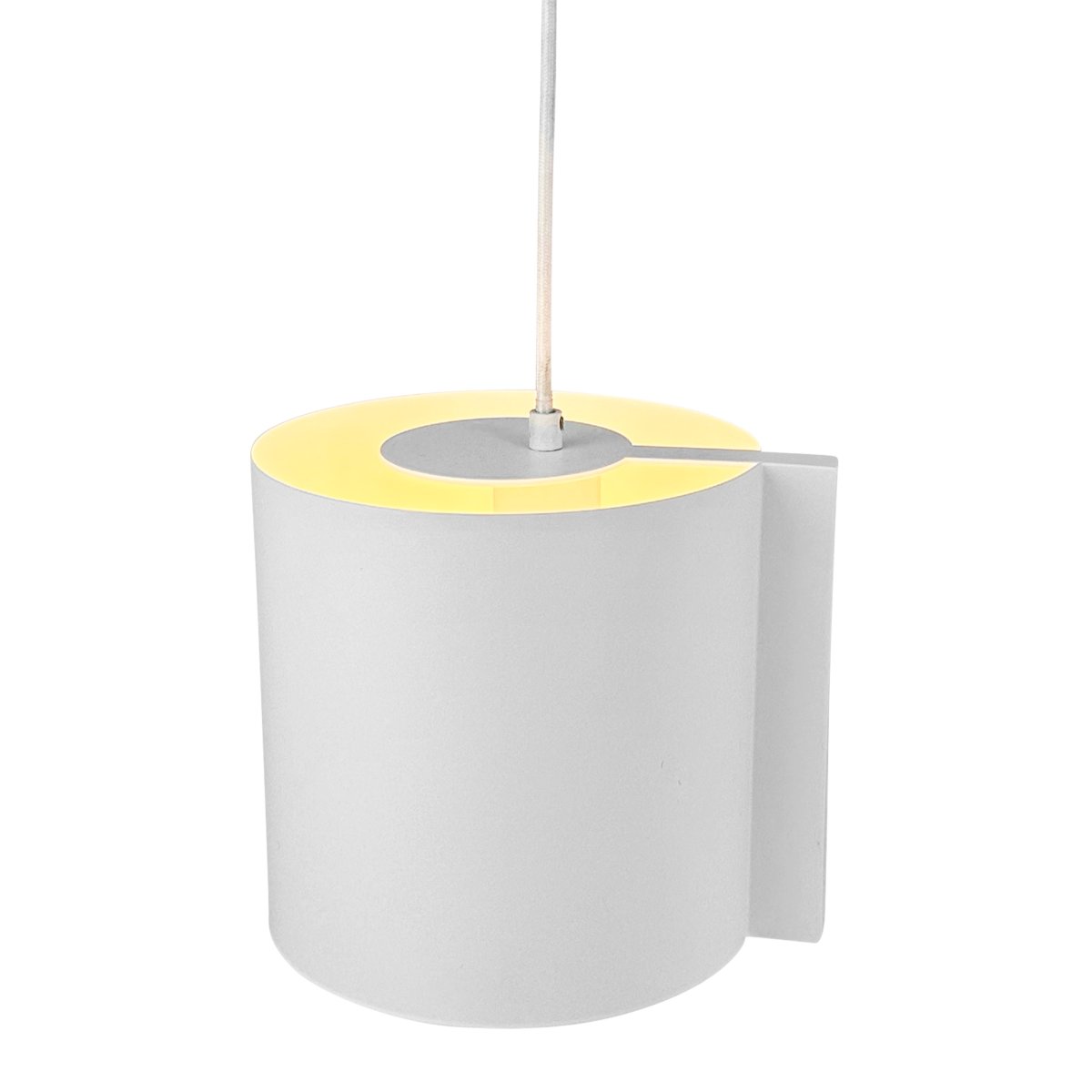 Wum Ø23 Vit taklampa från Dyberg Larsen - Tillverkad i metall med en varmvit finish och en 2 meter l&aring;ng vit tygsladd, &auml;r Wum en perfekt balans mellan funktion och design.