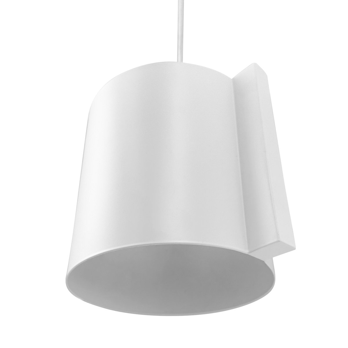 Wum Ø23 Vit taklampa från Dyberg Larsen - Tillverkad i metall med en varmvit finish och en 2 meter l&aring;ng vit tygsladd, &auml;r Wum en perfekt balans mellan funktion och design.