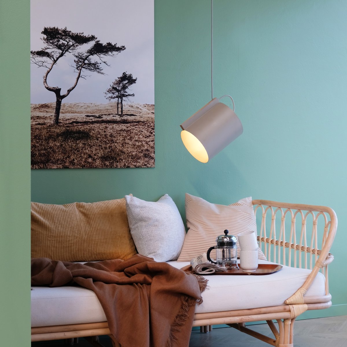 Wum Ø23 Mattgrå taklampa från Dyberg Larsen - Tillverkad i metall med en mattgr&aring; finish och en 2 meter l&aring;ng gr&aring; tygsladd, &auml;r Wum en perfekt balans mellan funktion och design.