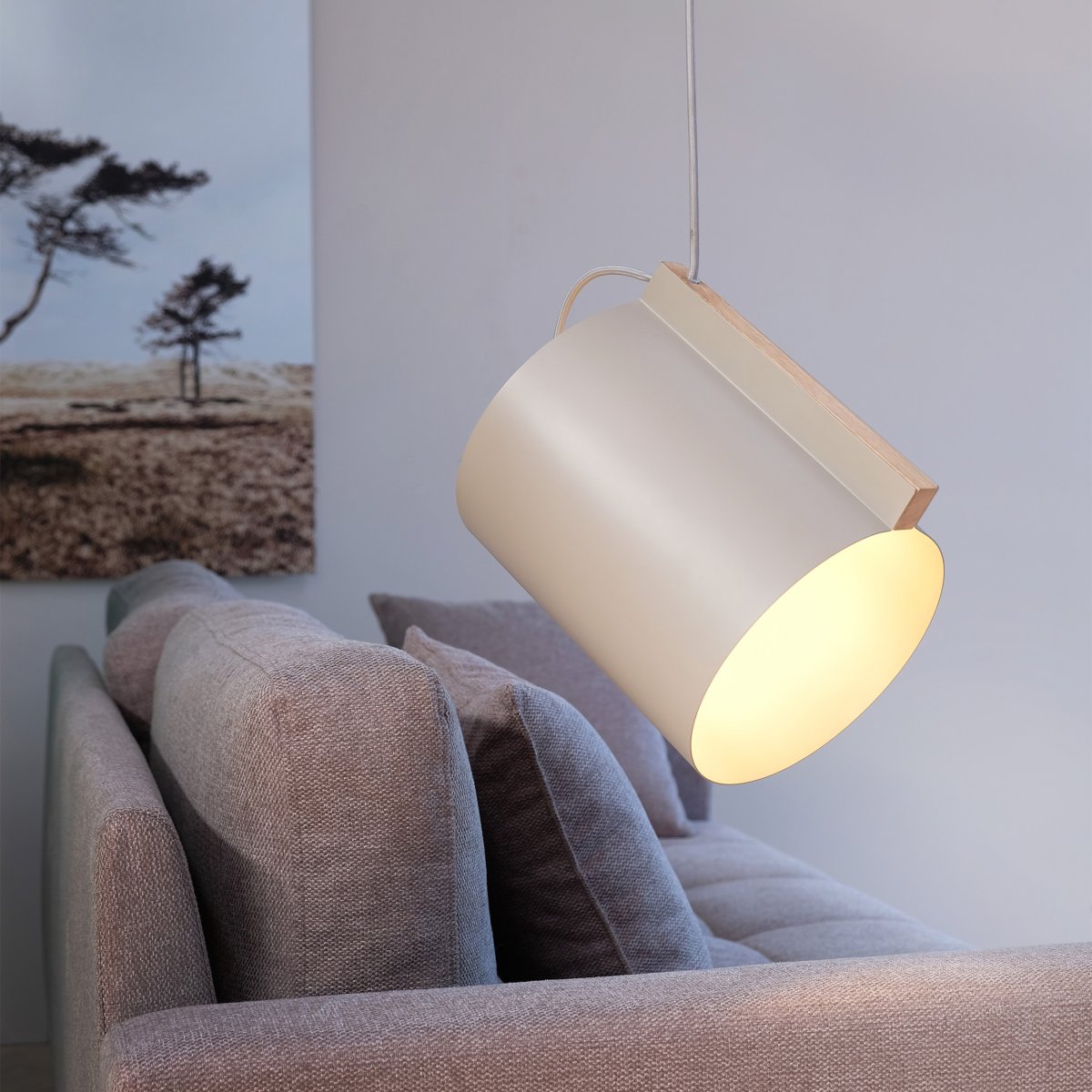 Wum Ø23 Mattgrå taklampa från Dyberg Larsen - Tillverkad i metall med en mattgr&aring; finish och en 2 meter l&aring;ng gr&aring; tygsladd, &auml;r Wum en perfekt balans mellan funktion och design.
