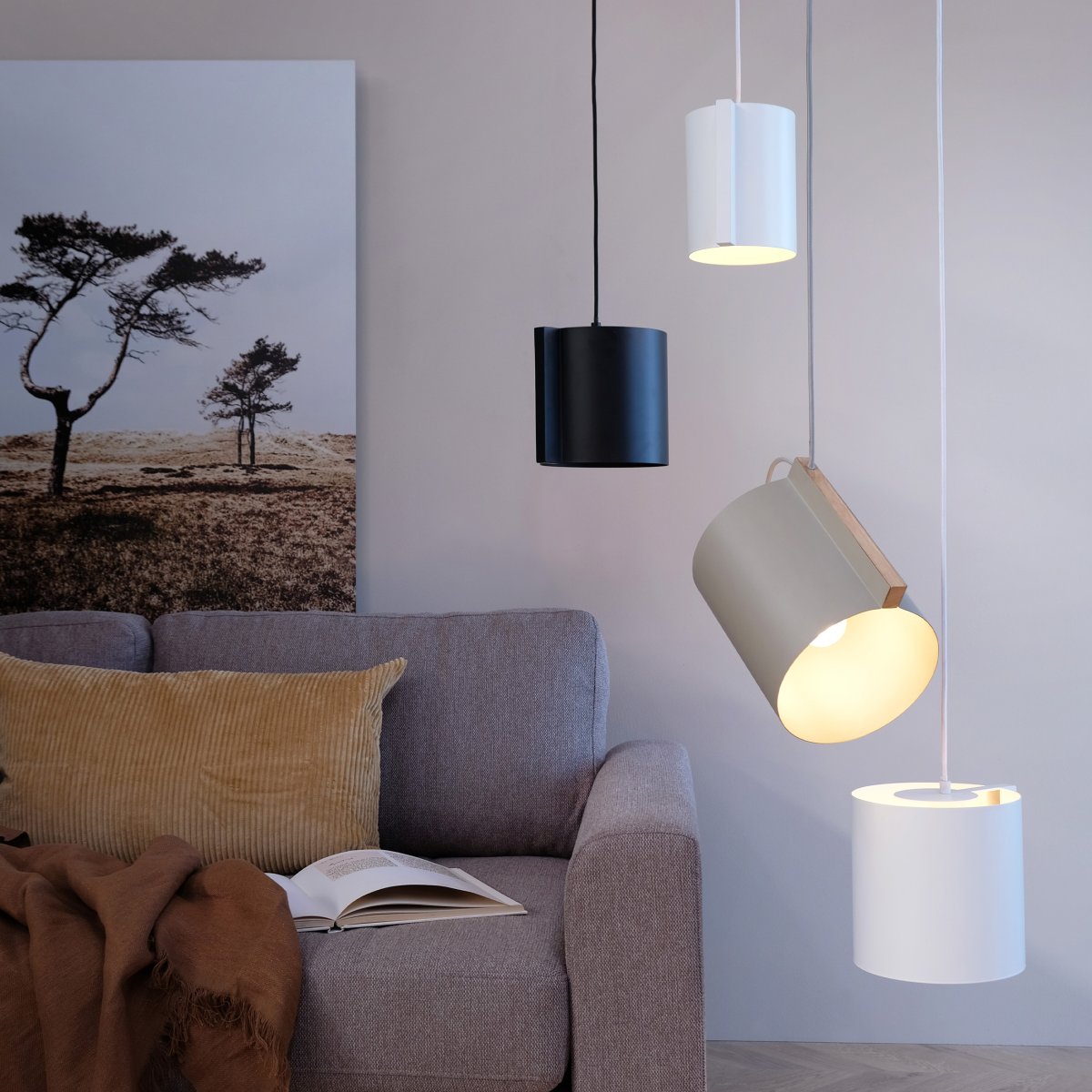 Wum Ø23 Mattgrå taklampa från Dyberg Larsen - Tillverkad i metall med en mattgr&aring; finish och en 2 meter l&aring;ng gr&aring; tygsladd, &auml;r Wum en perfekt balans mellan funktion och design.