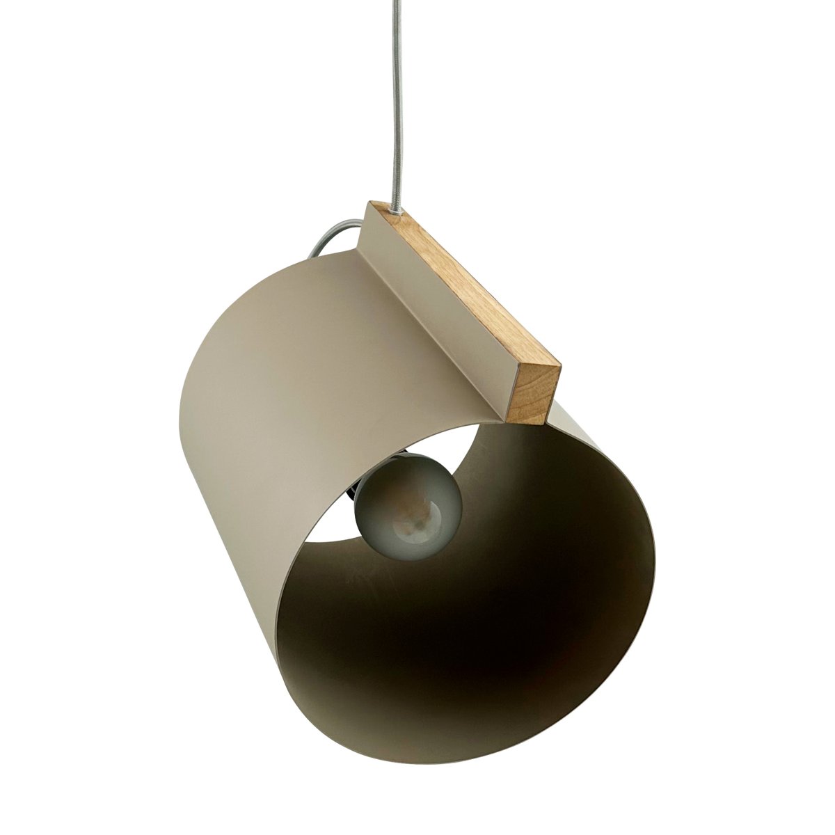 Wum Ø23 Mattgrå taklampa från Dyberg Larsen - Tillverkad i metall med en mattgr&aring; finish och en 2 meter l&aring;ng gr&aring; tygsladd, &auml;r Wum en perfekt balans mellan funktion och design.