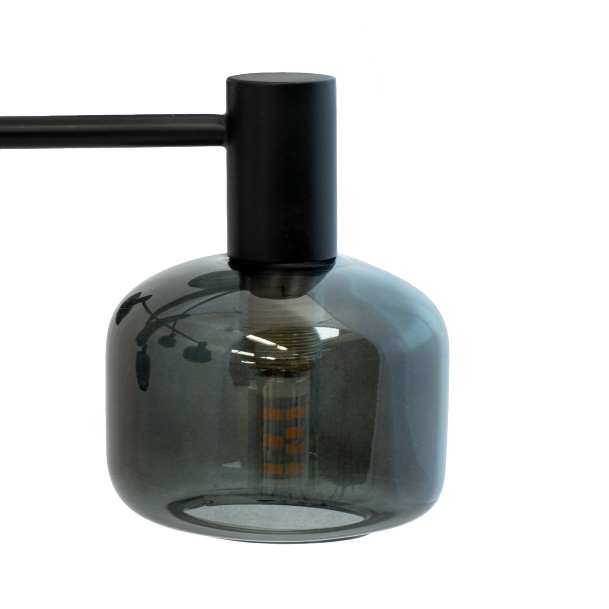 Arp Ø50 Svart taklampa från Dyberg Larsen - Skapa perfekt balans mellan form och funktion med Arp ljuskrona, som har 6 vackra glaskupor i r&ouml;kf&auml;rgat glas och en elegant svart upph&auml;ngning.