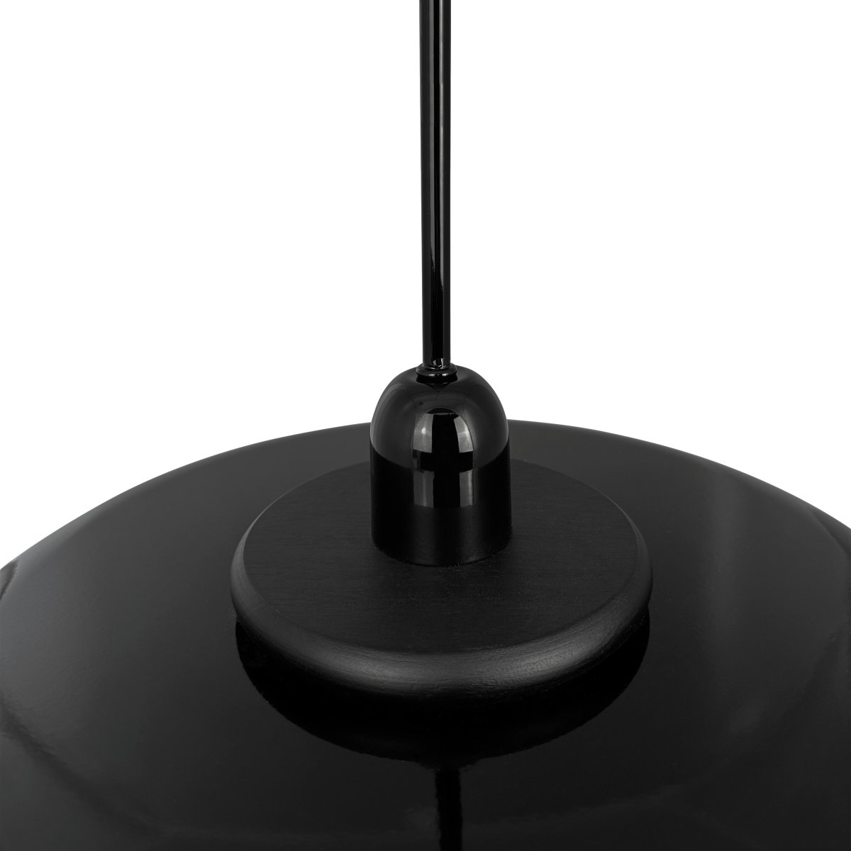 Planet Ø40 Svart taklampa från Dyberg Larsen - Planet pendellampa i glansig svart metall utstr&aring;lar enkelhet och stil i ett och samma belysningsval.