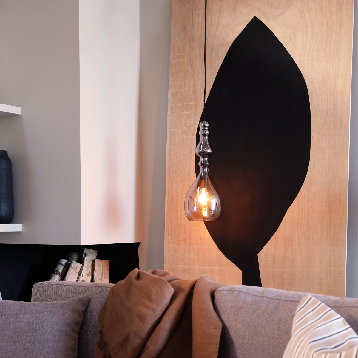 Lea Ø18 Smoke taklampa från Dyberg Larsen - Lea-pendeln &auml;r m&aring;ngsidig och kan anv&auml;ndas i kluster i ett h&ouml;rn f&ouml;r att skapa ett i&ouml;gonfallande ljuskonstverk eller h&auml;ngas i grupp &ouml;ver ett bord f&ouml;r att skapa en perfekt atmosf&auml;r.