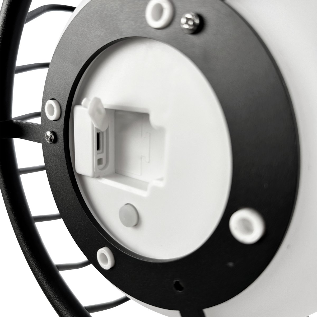Evesham 48cm Svart portabel från Dyberg Larsen - Den stiliga svarta f&auml;rgen ger ett naturligt och i&ouml;gonfallande inslag i utomhusmilj&ouml;n och bidrar till en inbjudande atmosf&auml;r p&aring; kv&auml;llen.