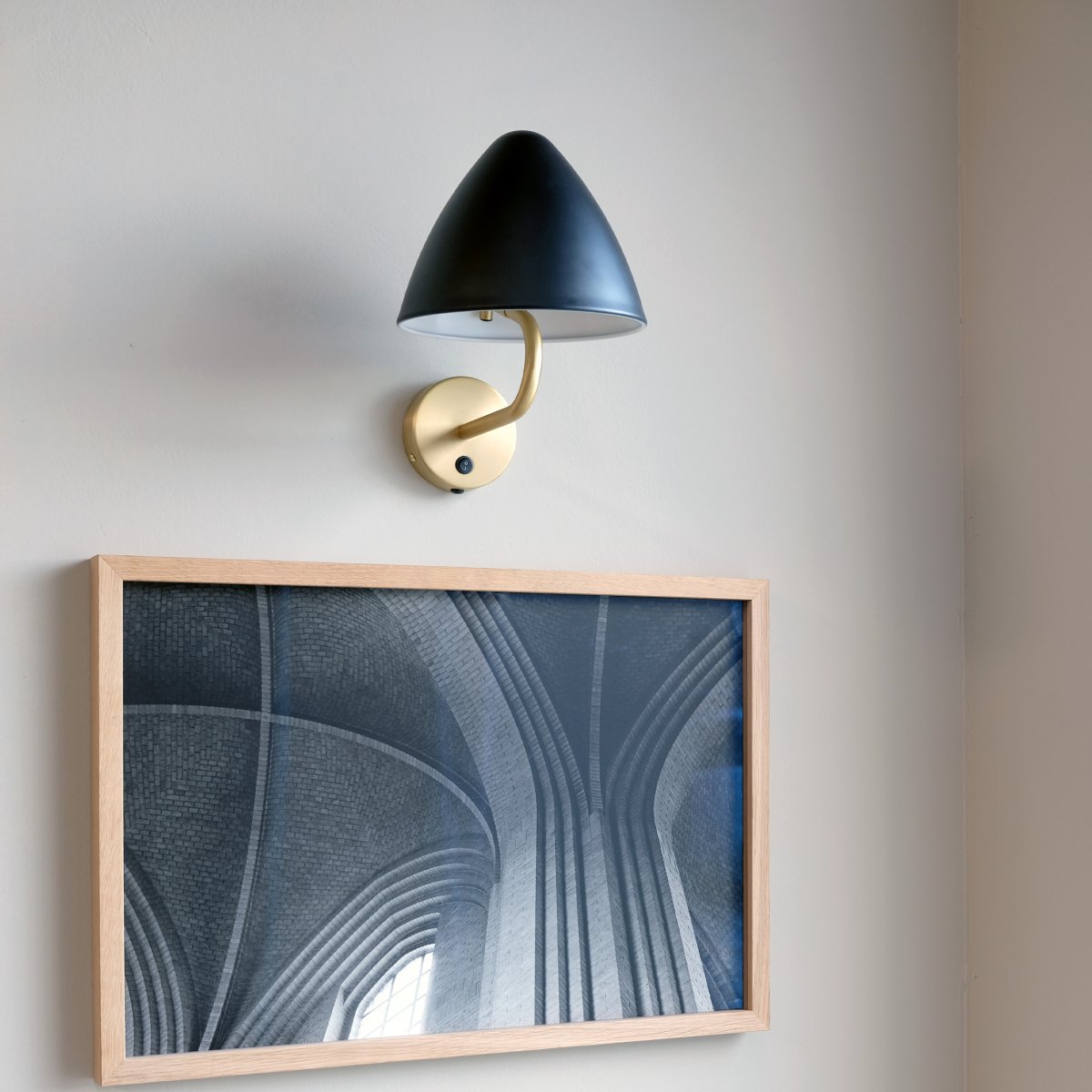 Oulu Ø20 Mässing vägglampa från Dyberg Larsen - Sk&auml;rmen &auml;r justerbar och g&ouml;r det enkelt att rikta ljuset och skapa en behaglig atmosf&auml;r.