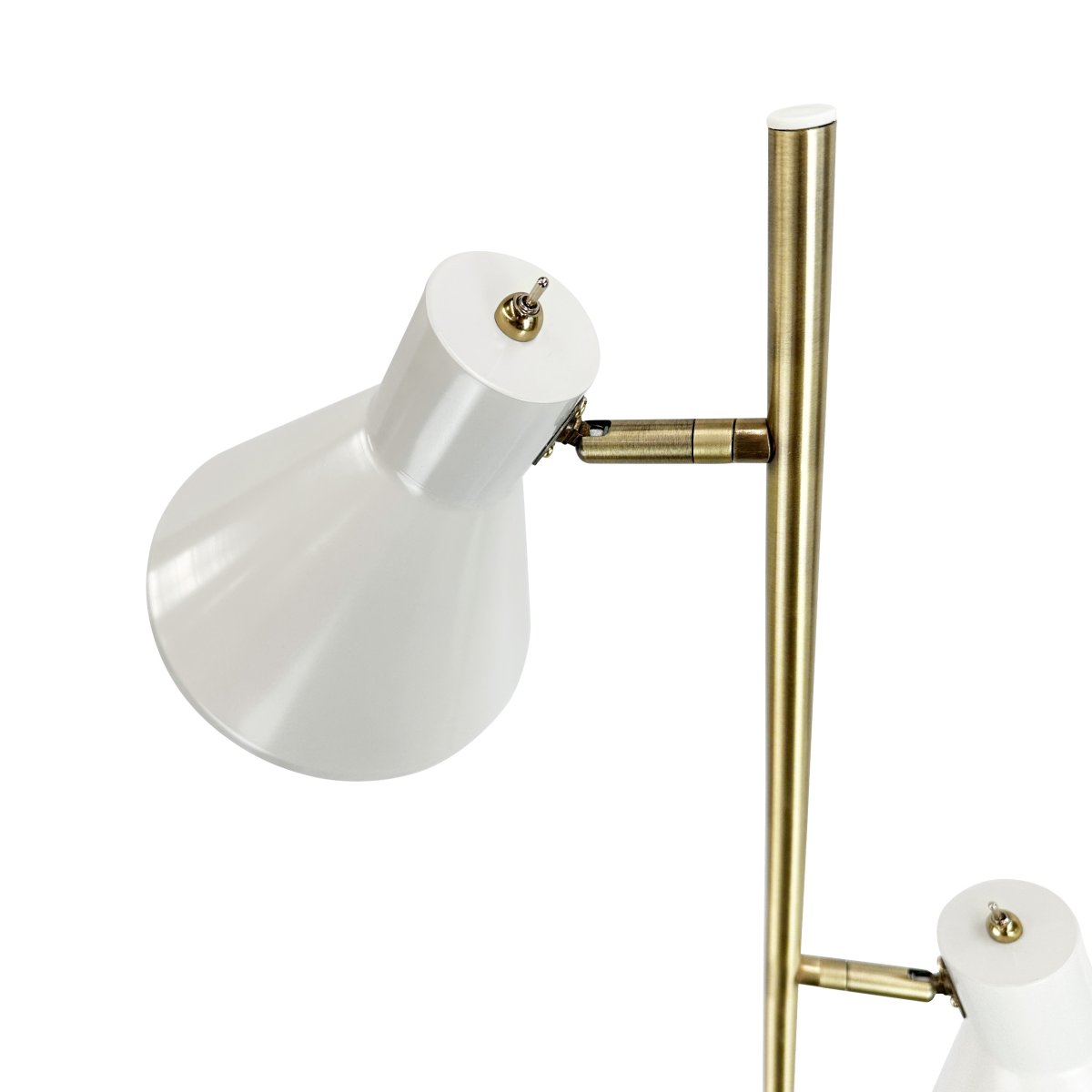 Sleep Shiny vit golvlampa från Dyberg Larsen - Den vita f&auml;rgen ger lampan en modern och ren look som passar in i olika interi&ouml;rstilar, medan detaljerna i antikm&auml;ssing ger en elegant touch.