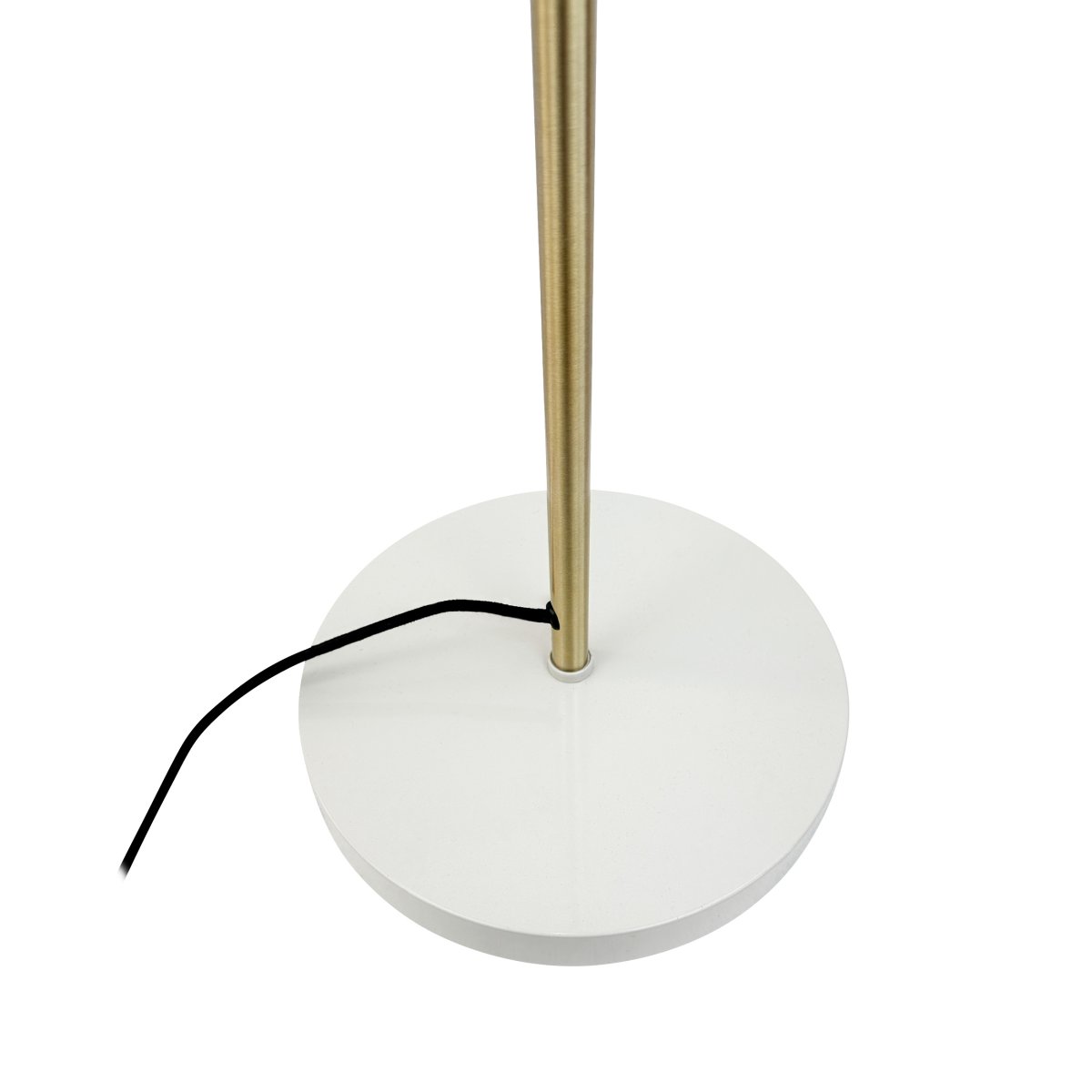 Sleep Shiny vit golvlampa från Dyberg Larsen - Den vita f&auml;rgen ger lampan en modern och ren look som passar in i olika interi&ouml;rstilar, medan detaljerna i antikm&auml;ssing ger en elegant touch.