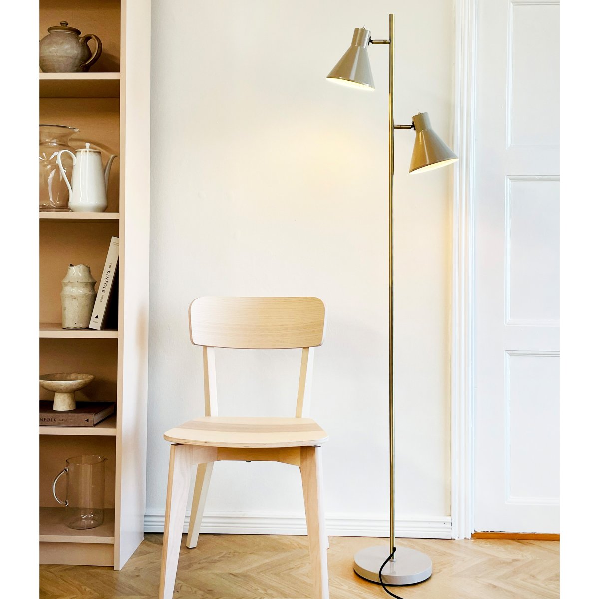 Sleep Shiny beige golvlampa från Dyberg Larsen - F&auml;rgen beige ger lampan en modern och ren look som passar in i olika interi&ouml;rstilar, medan detaljerna i antikm&auml;ssing ger en elegant touch.