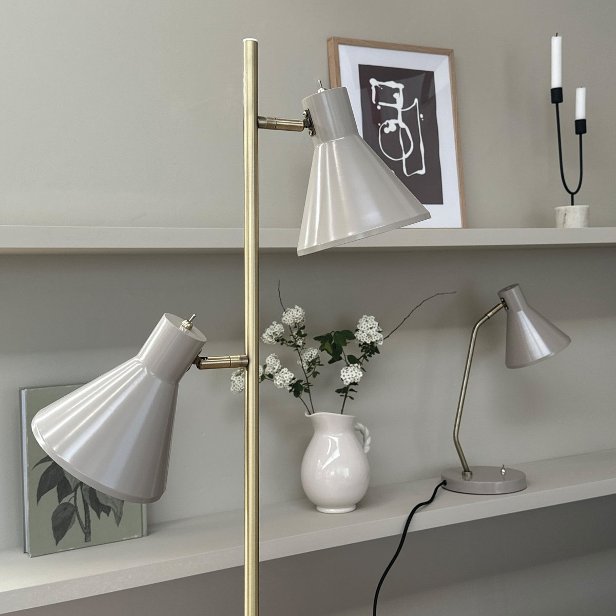 Sleep Shiny beige golvlampa från Dyberg Larsen - F&auml;rgen beige ger lampan en modern och ren look som passar in i olika interi&ouml;rstilar, medan detaljerna i antikm&auml;ssing ger en elegant touch.