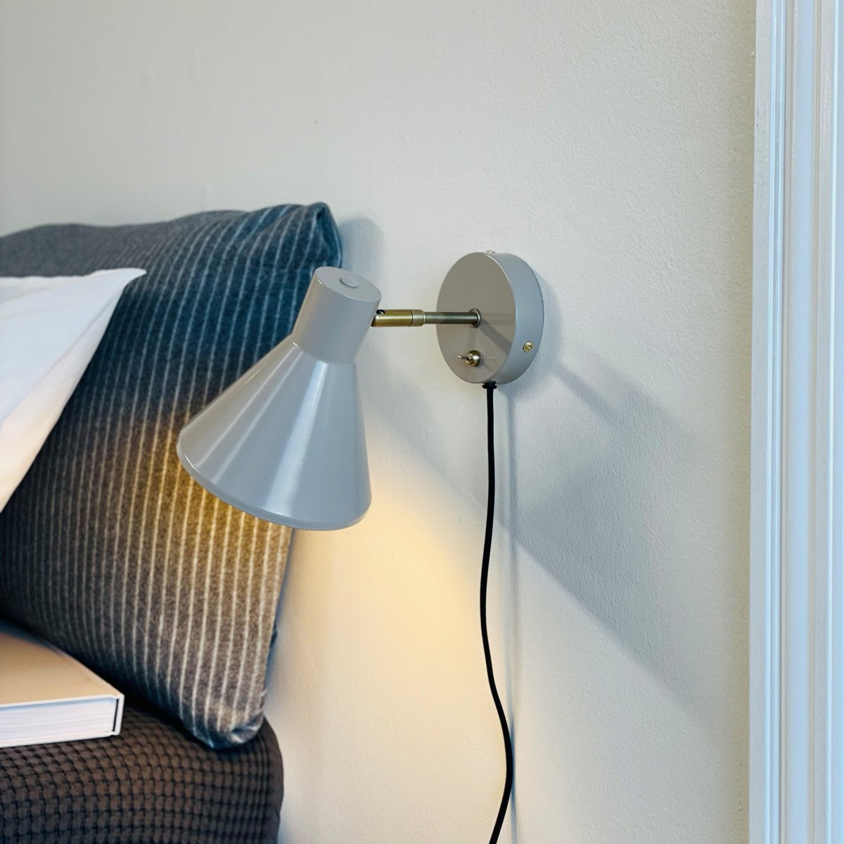 Sleep Shiny beige läslampa från Dyberg Larsen - F&auml;rgen beige skapar en ren och lugn atmosf&auml;r, medan detaljerna i antikm&auml;ssing ger en extra niv&aring; av elegans.