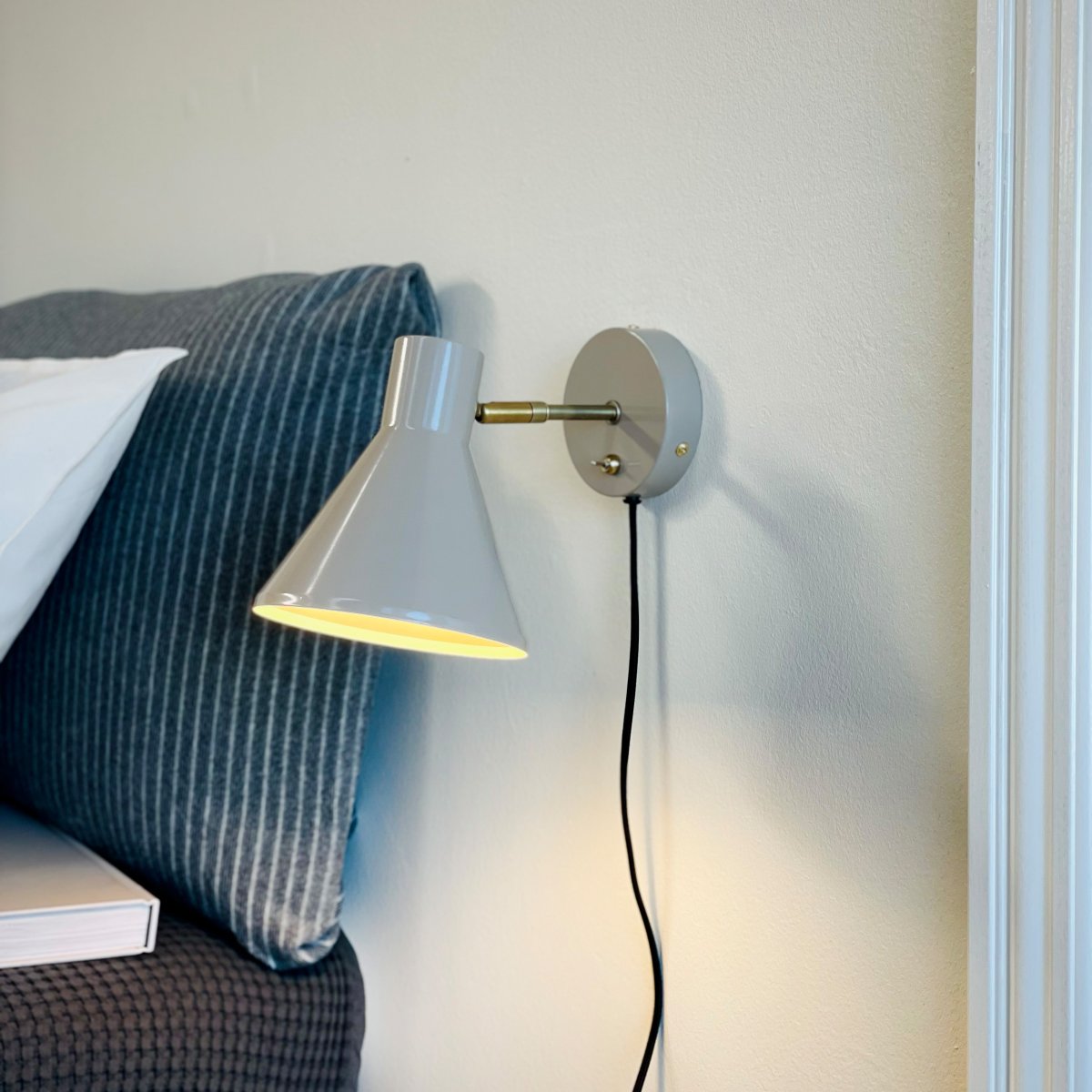 Sleep Shiny beige läslampa från Dyberg Larsen - F&auml;rgen beige skapar en ren och lugn atmosf&auml;r, medan detaljerna i antikm&auml;ssing ger en extra niv&aring; av elegans.