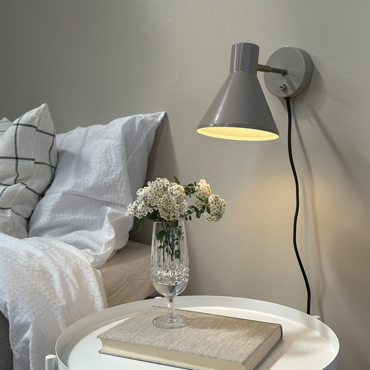 Sleep Shiny beige läslampa från Dyberg Larsen - F&auml;rgen beige skapar en ren och lugn atmosf&auml;r, medan detaljerna i antikm&auml;ssing ger en extra niv&aring; av elegans.