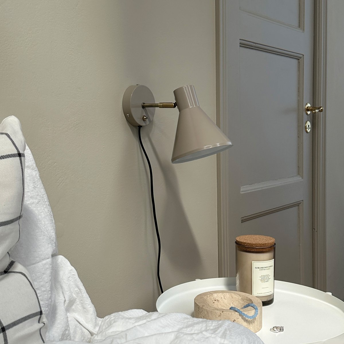 Sleep Shiny beige läslampa från Dyberg Larsen - F&auml;rgen beige skapar en ren och lugn atmosf&auml;r, medan detaljerna i antikm&auml;ssing ger en extra niv&aring; av elegans.