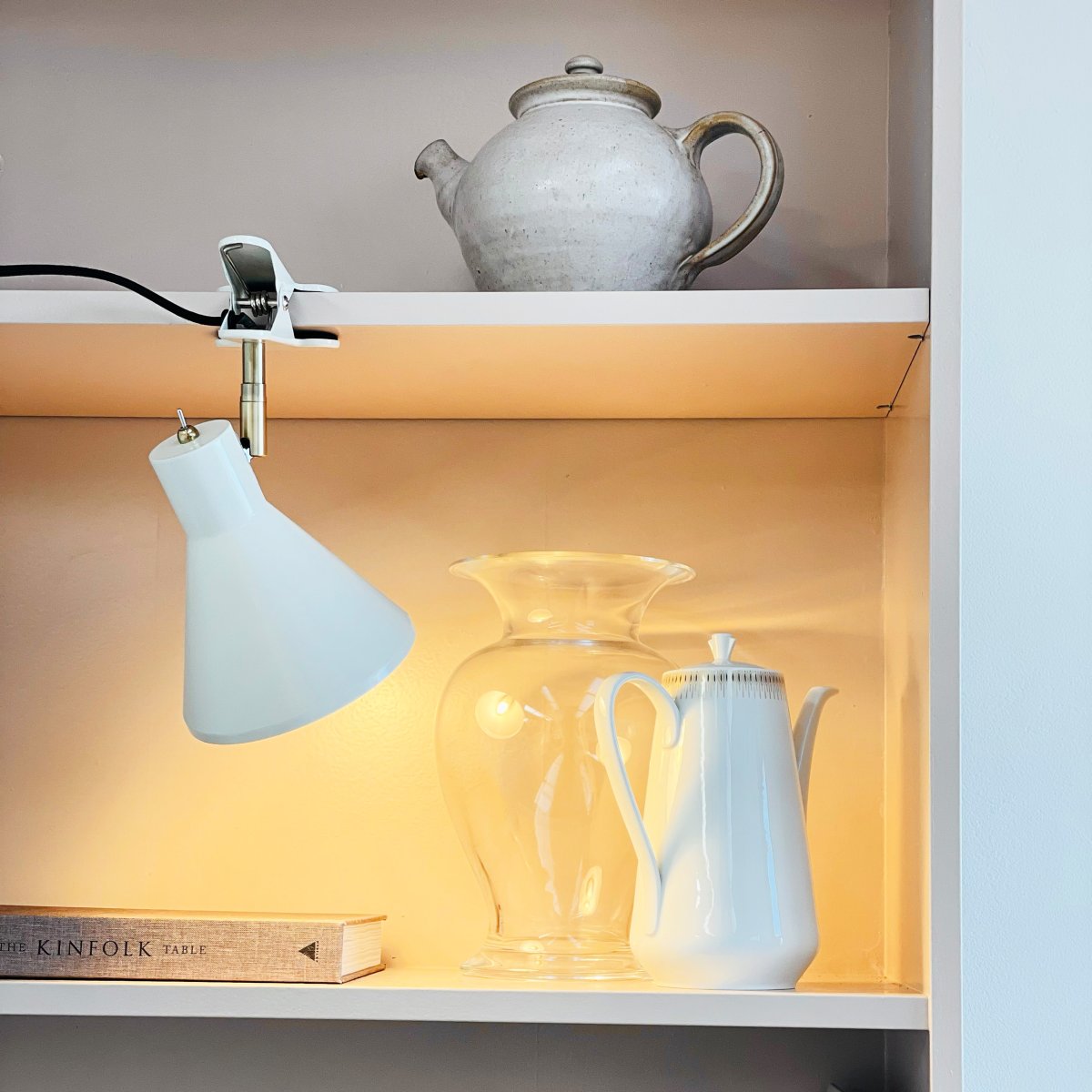 Sleep Shiny vit klämlampa från Dyberg Larsen - Den kombinerar enkelhet och funktionalitet med eleganta linjer som ger en subtil touch till inredningen.