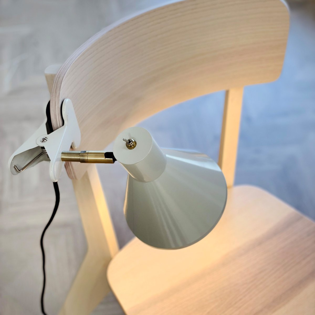 Sleep Shiny vit klämlampa från Dyberg Larsen - Den kombinerar enkelhet och funktionalitet med eleganta linjer som ger en subtil touch till inredningen.