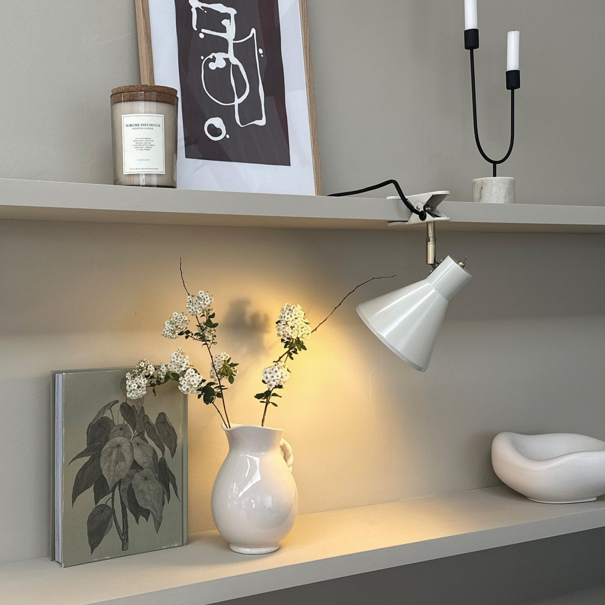 Sleep Shiny vit klämlampa från Dyberg Larsen - Den kombinerar enkelhet och funktionalitet med eleganta linjer som ger en subtil touch till inredningen.
