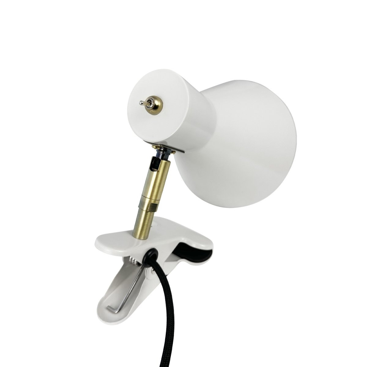 Sleep Shiny vit klämlampa från Dyberg Larsen - Den kombinerar enkelhet och funktionalitet med eleganta linjer som ger en subtil touch till inredningen.