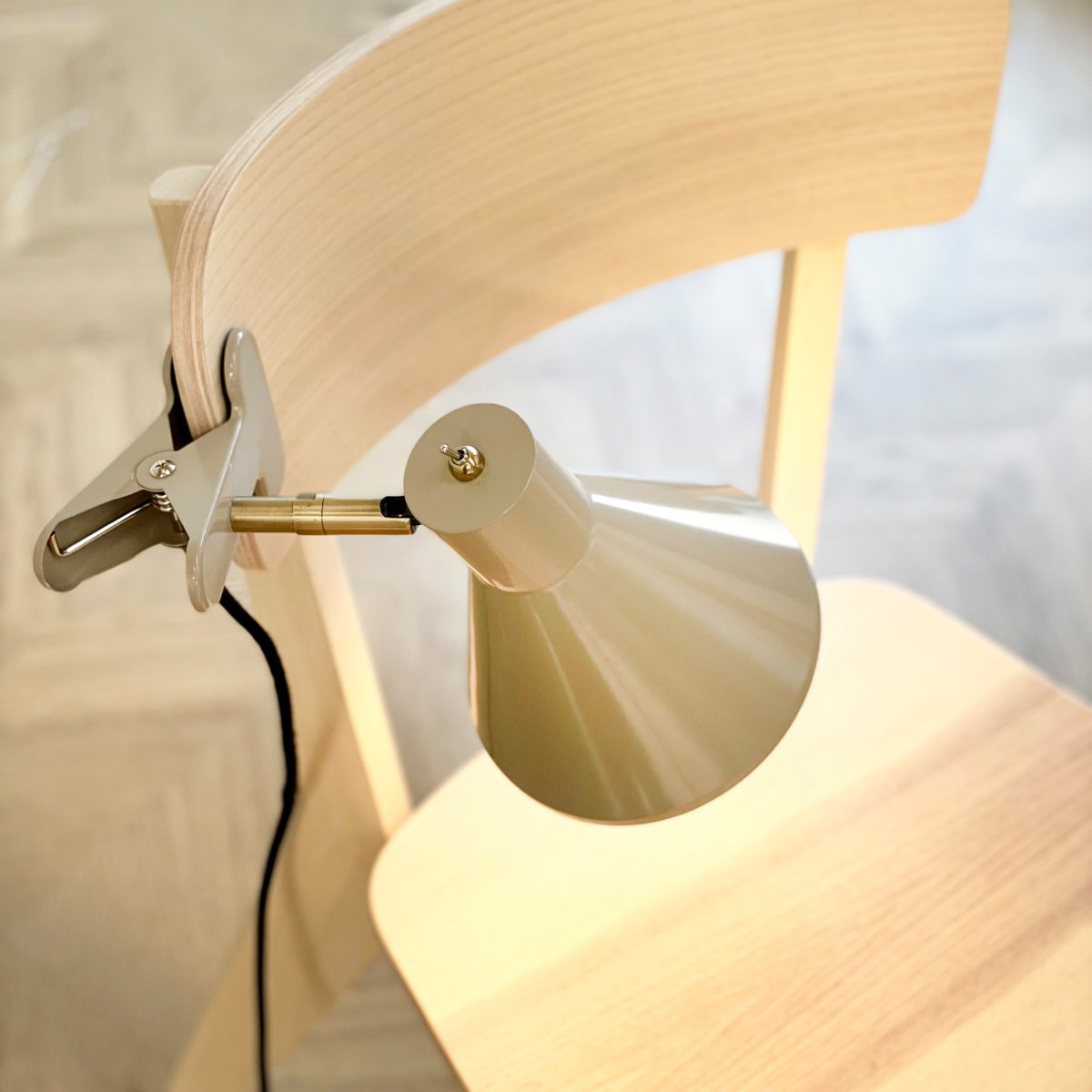Sleep Shiny beige klämlampa från Dyberg Larsen - Sleep kl&auml;mlampa i beige &auml;r en m&aring;ngsidig och praktisk belysningsl&ouml;sning f&ouml;r hemmet.