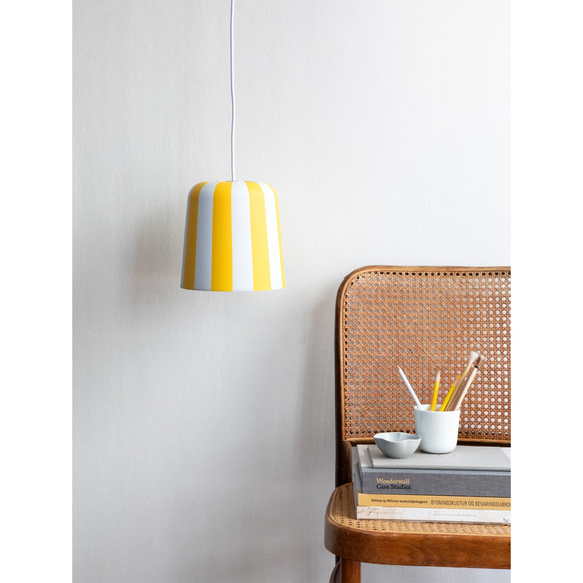 Gry Ø20 Gul taklampa från Dyberg Larsen - Genom att ta igenk&auml;nnbara m&ouml;nster och s&auml;tta dem i en ny kontext ville hon skapa en lampa som f&aring;r m&auml;nniskor att le och ger en unik visuell upplevelse.