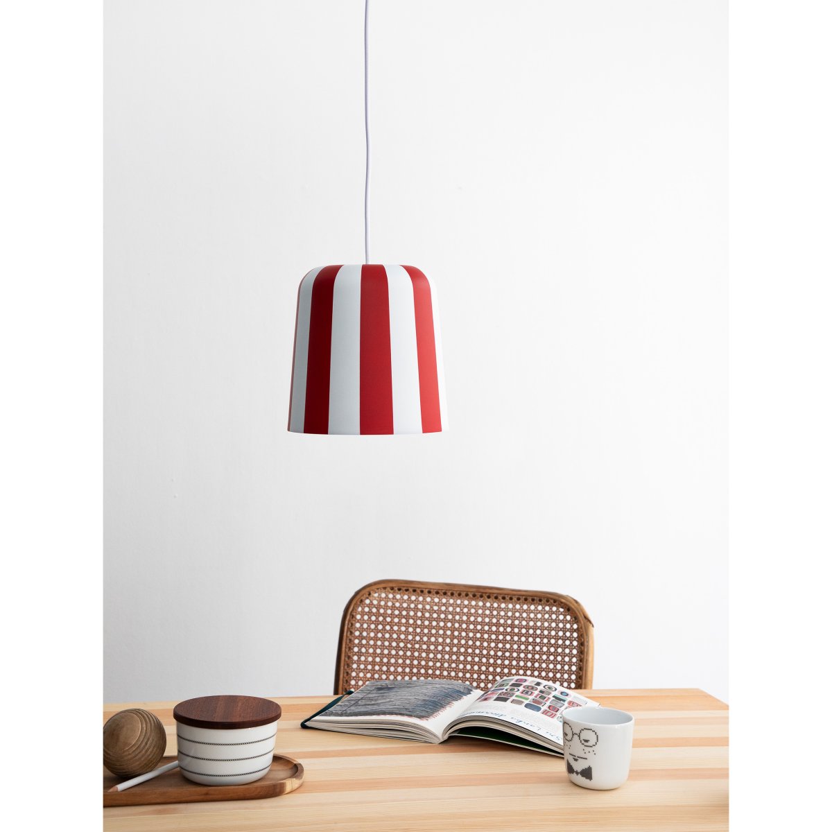 Gry Ø20 Röd taklampa från Dyberg Larsen - Genom att ta igenk&auml;nnbara m&ouml;nster och s&auml;tta dem i en ny kontext ville hon skapa en lampa som f&aring;r m&auml;nniskor att le och ger en unik visuell upplevelse.