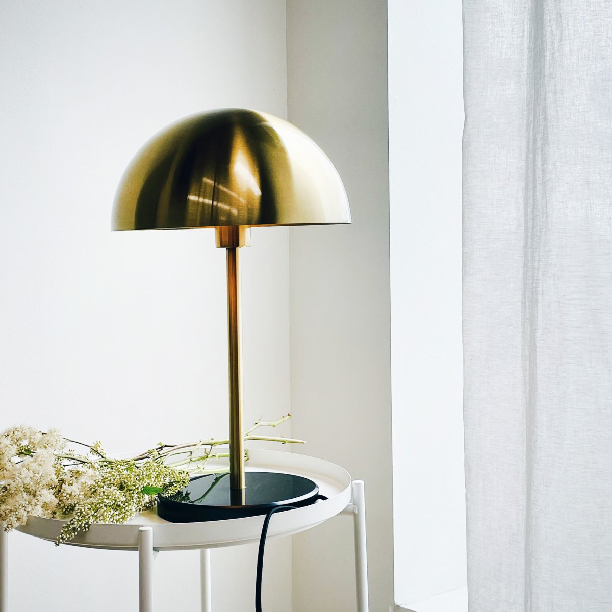 Nancy 50cm Mässing/svart bordslampa från Dyberg Larsen - Tillverkad i m&auml;ssing med en solid marmorfot, ger lampan en exklusiv k&auml;nsla.