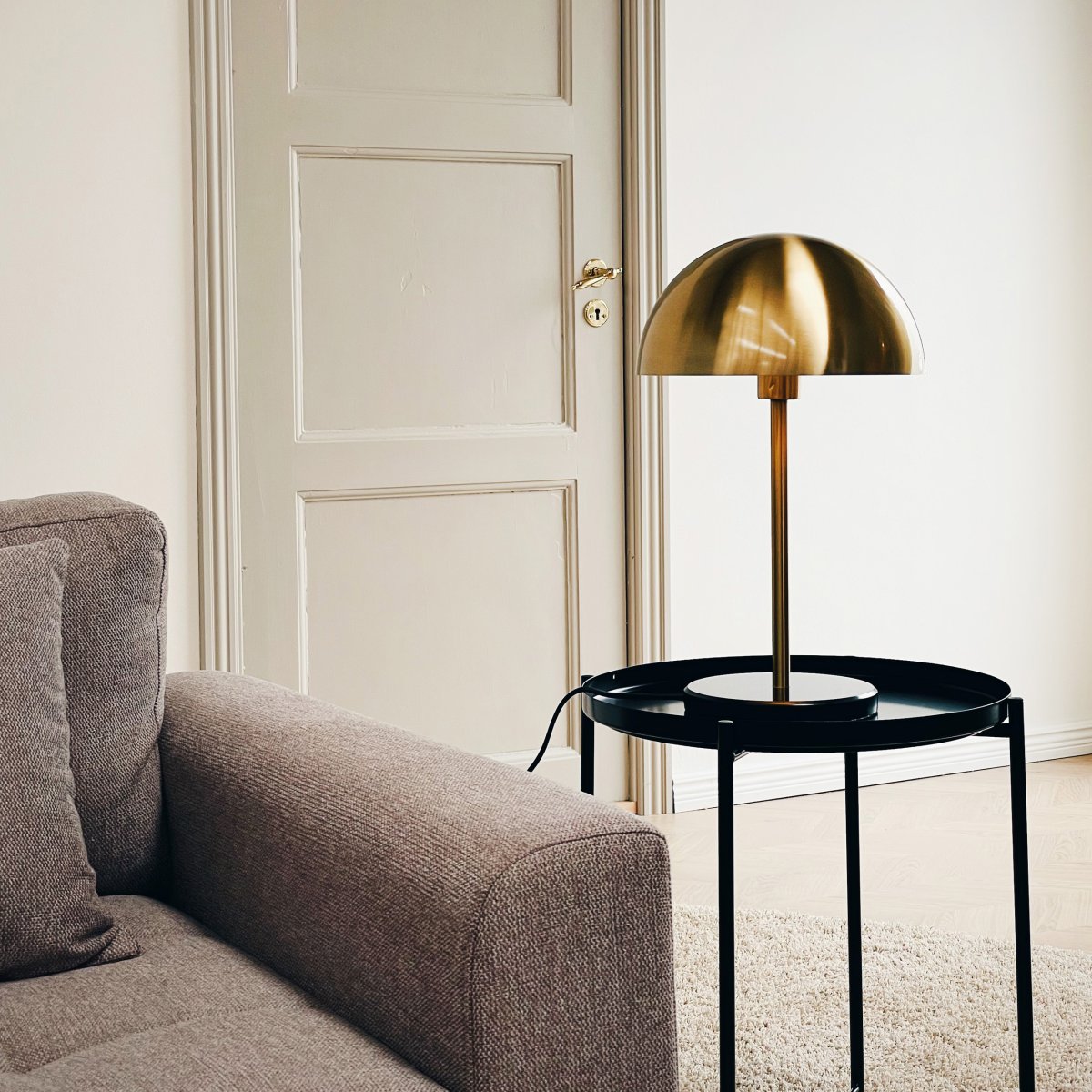 Nancy 50cm Mässing/svart bordslampa från Dyberg Larsen - Tillverkad i m&auml;ssing med en solid marmorfot, ger lampan en exklusiv k&auml;nsla.
