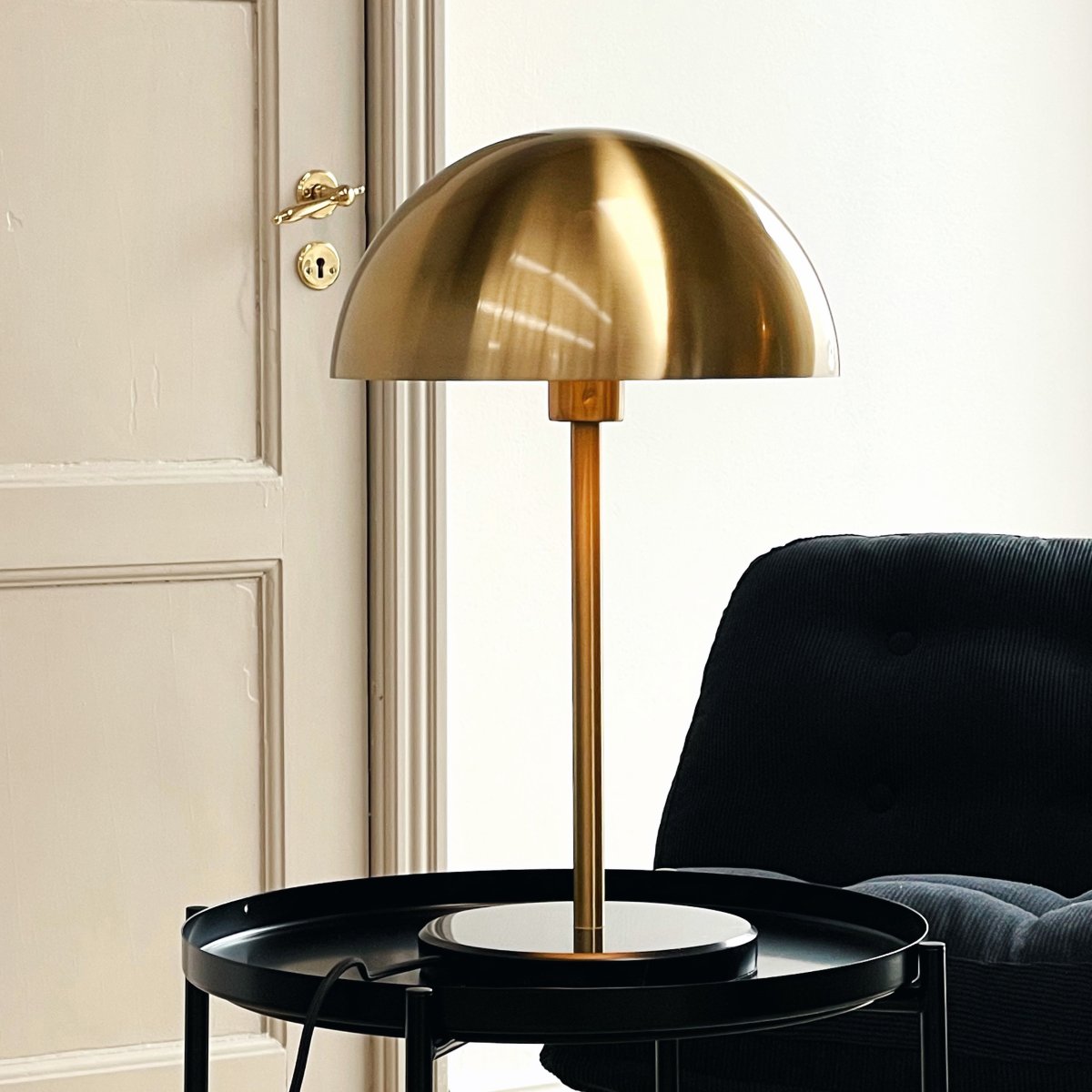 Nancy 50cm Mässing/svart bordslampa från Dyberg Larsen - Tillverkad i m&auml;ssing med en solid marmorfot, ger lampan en exklusiv k&auml;nsla.