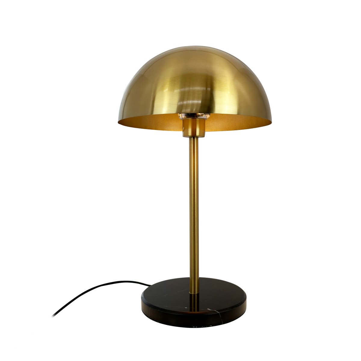 Nancy 50cm Mässing/svart bordslampa från Dyberg Larsen - Tillverkad i m&auml;ssing med en solid marmorfot, ger lampan en exklusiv k&auml;nsla.
