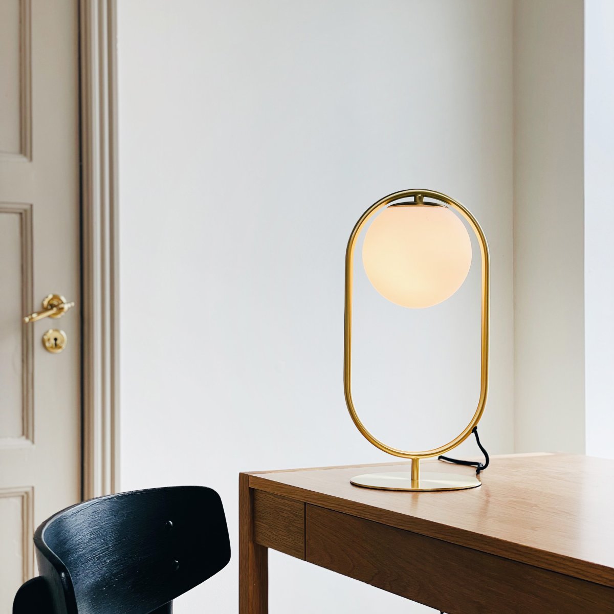 Reims 40cm Mässing/vit bordslampa från Dyberg Larsen - L&auml;gg till Reims bordslampa i ditt hem f&ouml;r en sofistikerad och elegant belysningsl&ouml;sning.