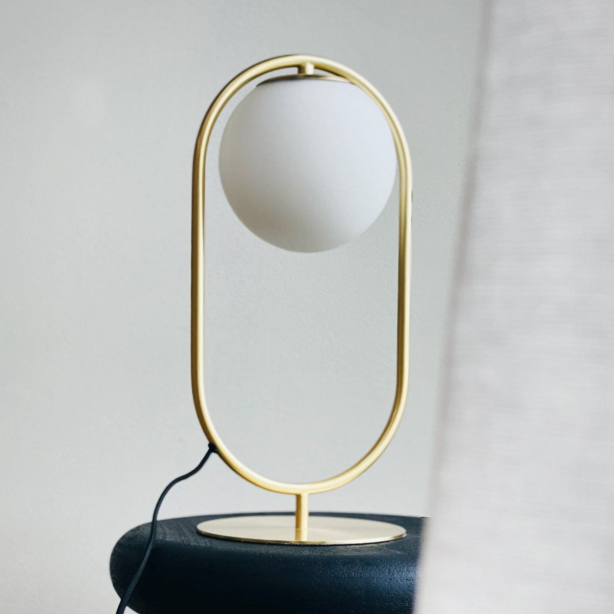 Reims 40cm Mässing/vit bordslampa från Dyberg Larsen - L&auml;gg till Reims bordslampa i ditt hem f&ouml;r en sofistikerad och elegant belysningsl&ouml;sning.