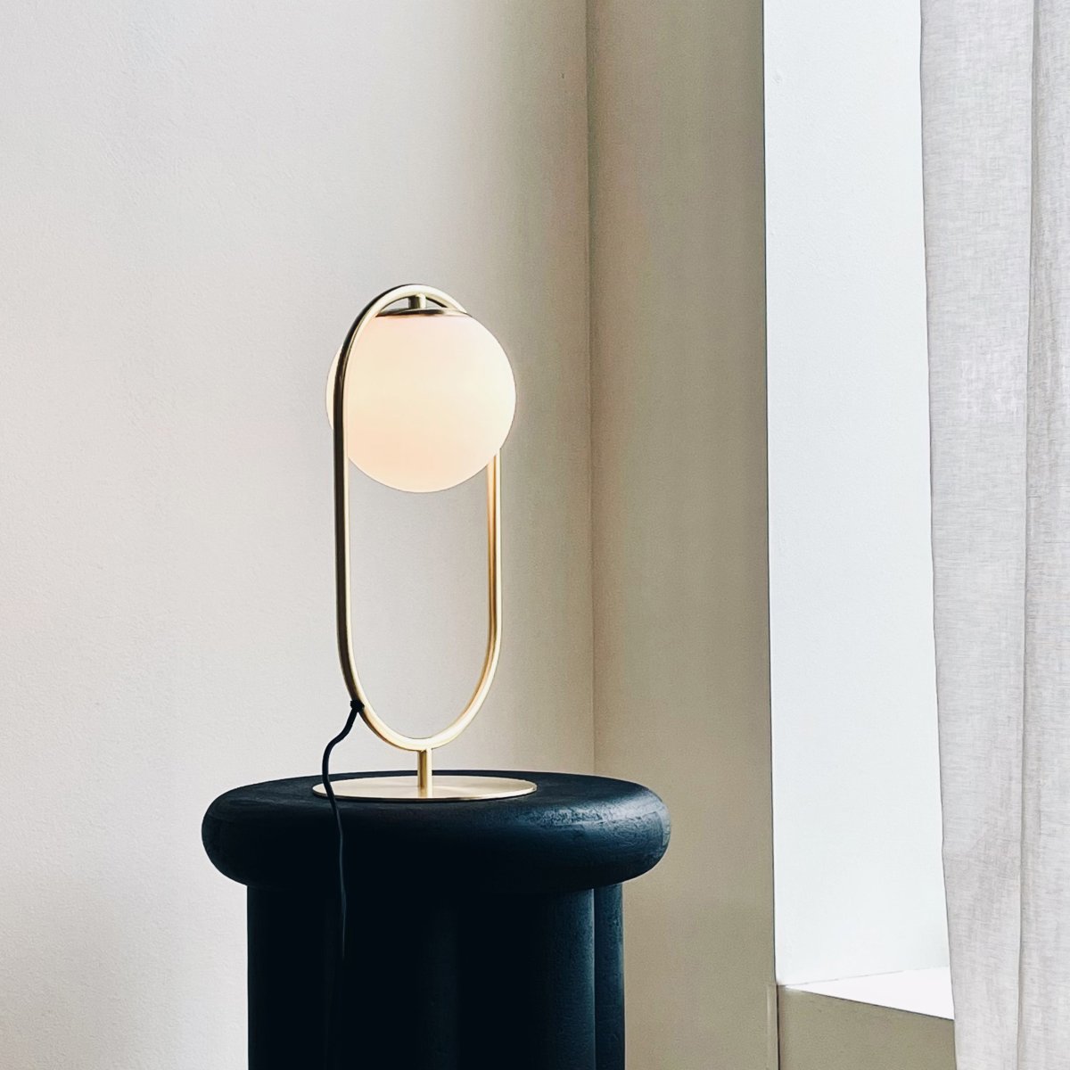 Reims 40cm Mässing/vit bordslampa från Dyberg Larsen - L&auml;gg till Reims bordslampa i ditt hem f&ouml;r en sofistikerad och elegant belysningsl&ouml;sning.