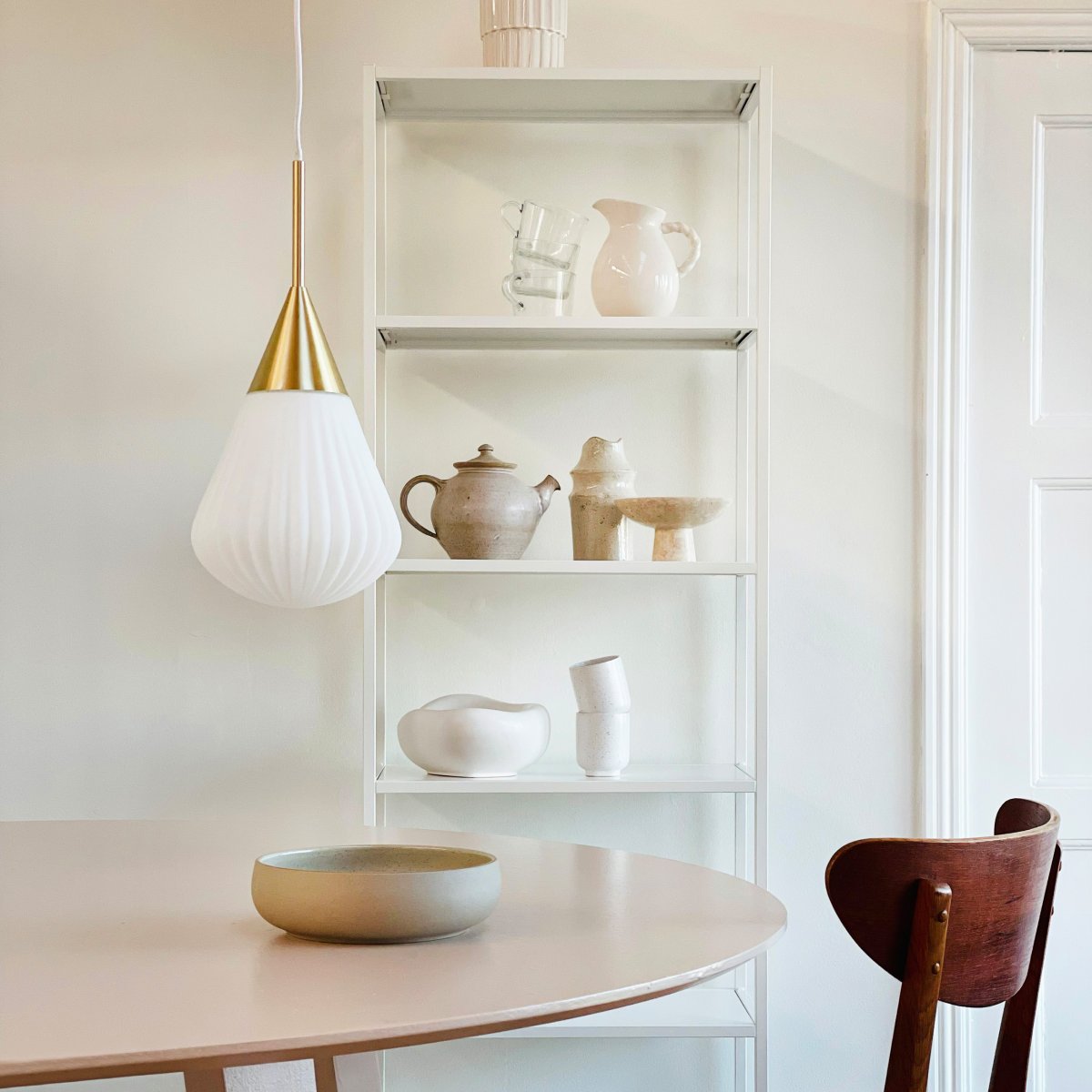 Ballon Ø20 Vit taklampa från Dyberg Larsen - Med sin moderna form och stilrena material &auml;r Ballon Pendant det perfekta valet f&ouml;r den som vill f&ouml;rena ljus och elegans &ndash; en funktionell och tidl&ouml;s designklassiker.