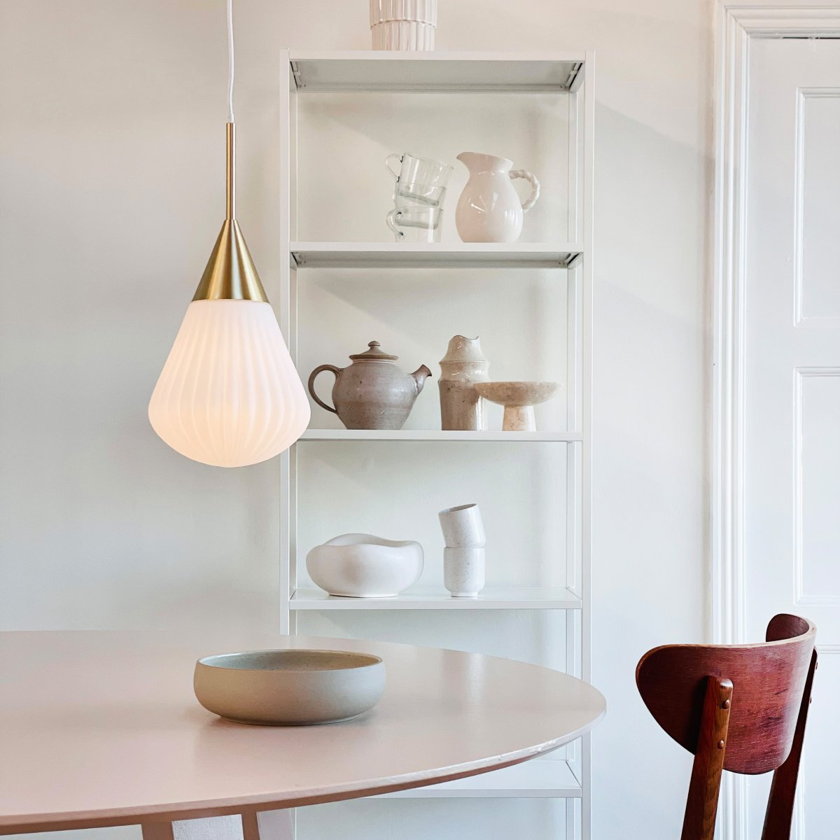 Ballon Ø20 Vit taklampa från Dyberg Larsen - Med sin moderna form och stilrena material &auml;r Ballon Pendant det perfekta valet f&ouml;r den som vill f&ouml;rena ljus och elegans &ndash; en funktionell och tidl&ouml;s designklassiker.