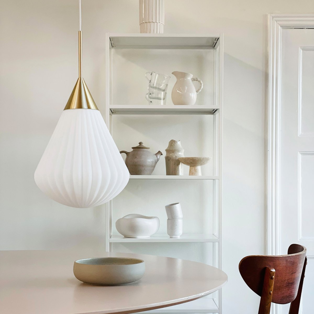 Ballon Ø33 Vit taklampa från Dyberg Larsen - Med sin moderna form och stilrena material &auml;r Ballon Pendant det perfekta valet f&ouml;r den som vill f&ouml;rena ljus och elegans &ndash; en funktionell och tidl&ouml;s designklassiker.