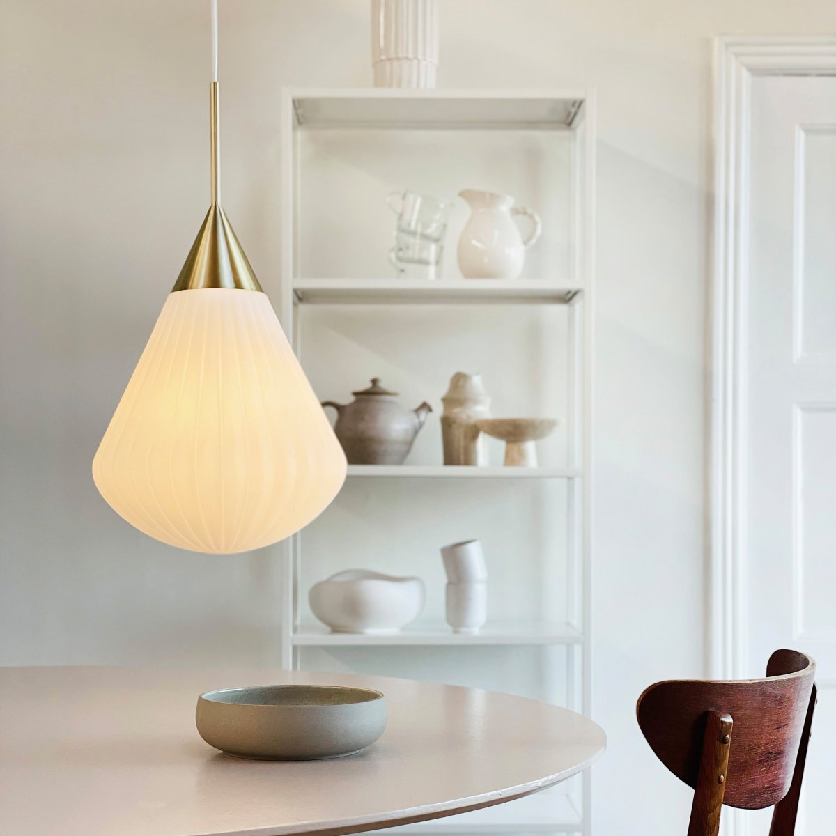 Ballon Ø33 Vit taklampa från Dyberg Larsen - Med sin moderna form och stilrena material &auml;r Ballon Pendant det perfekta valet f&ouml;r den som vill f&ouml;rena ljus och elegans &ndash; en funktionell och tidl&ouml;s designklassiker.