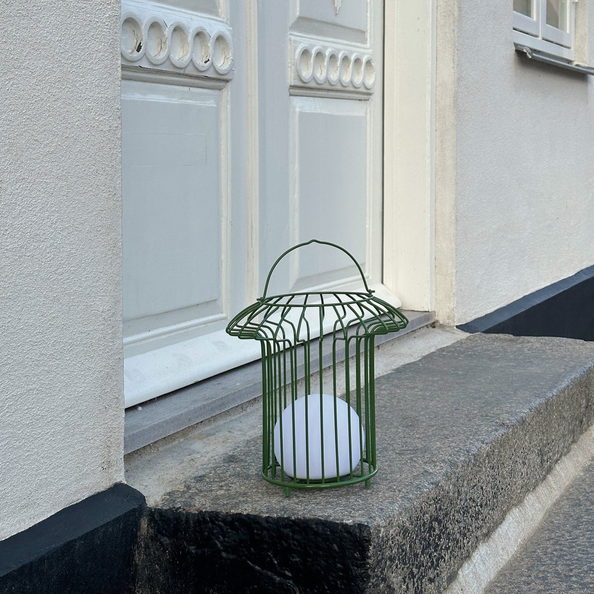 Basket 32cm Grön portabel från Dyberg Larsen - &nbsp; Lyktan laddas enkelt med medf&ouml;ljande USB-kabel, vilket g&ouml;r att du kan njuta av dess vackra ljus &aring;ret om (adapter ing&aring;r ej).
